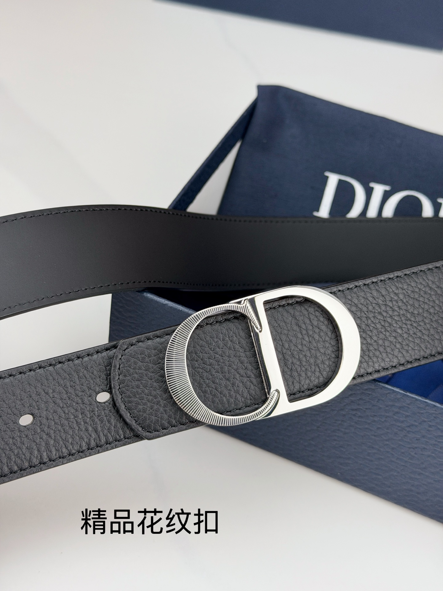 Dior 迪奥3.5cm双面腰带，黑色荔枝纹牛皮与光面皮革双面可换，CD精品花纹不锈钢金属扣华贵，扣缘车花纹理精致，藏蓝