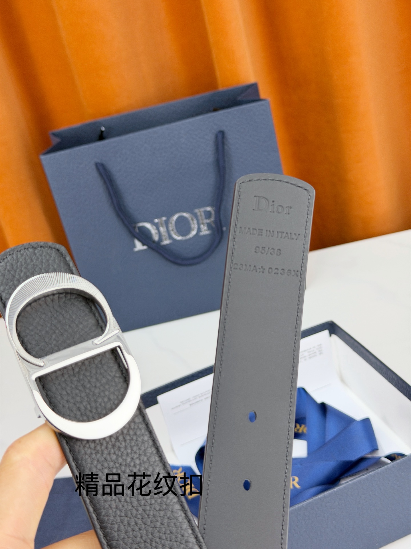 Dior 迪奥3.5cm双面腰带，黑色荔枝纹牛皮与光面皮革双面可换，CD精品花纹不锈钢金属扣华贵，扣缘车花纹理精致，藏蓝