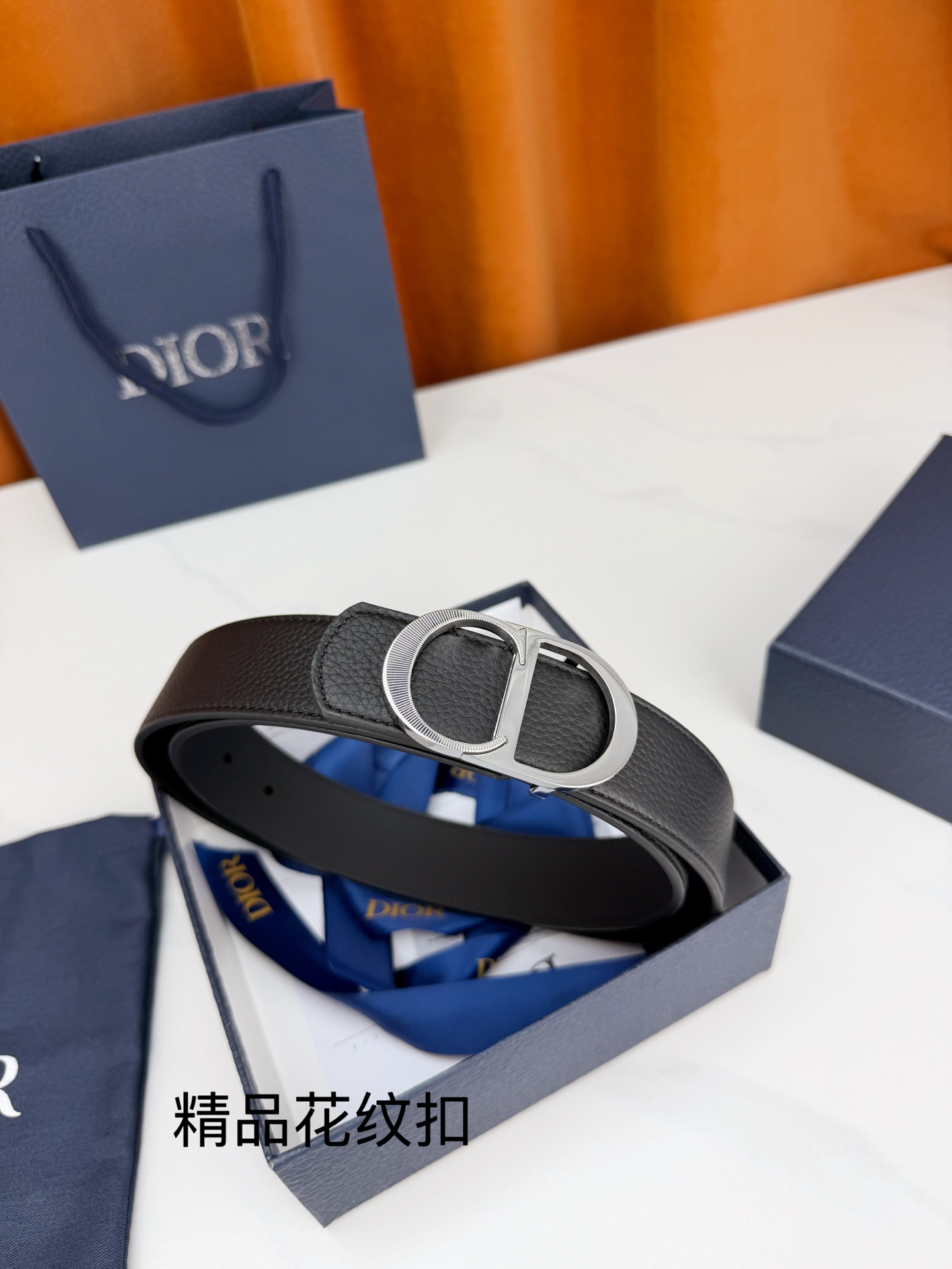Dior 迪奥3.5cm双面腰带，黑色荔枝纹牛皮与光面皮革双面可换，CD精品花纹不锈钢金属扣华贵，扣缘车花纹理精致，藏蓝