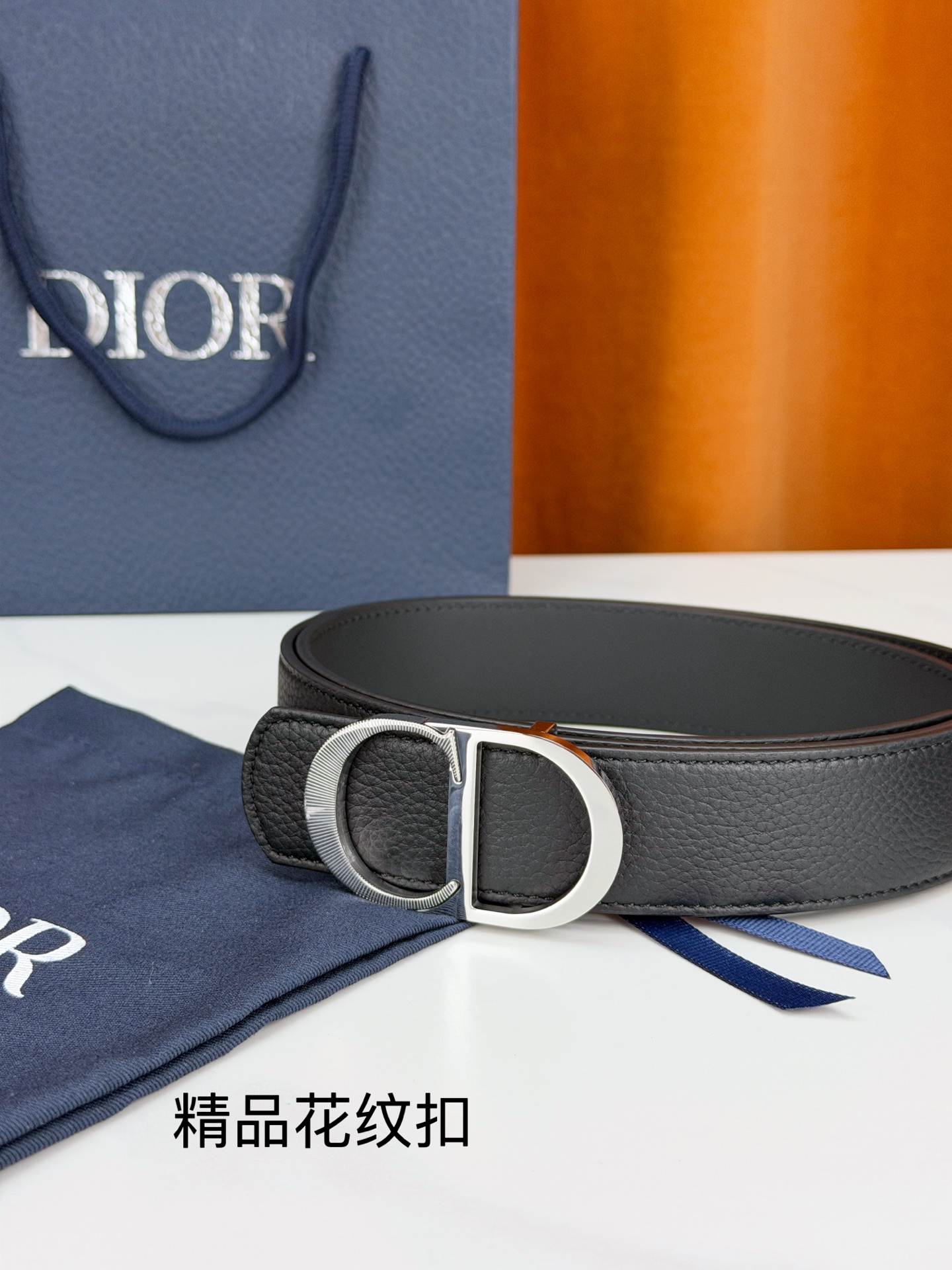 Dior 迪奥3.5cm双面腰带，黑色荔枝纹牛皮与光面皮革双面可换，CD精品花纹不锈钢金属扣华贵，扣缘车花纹理精致，藏蓝