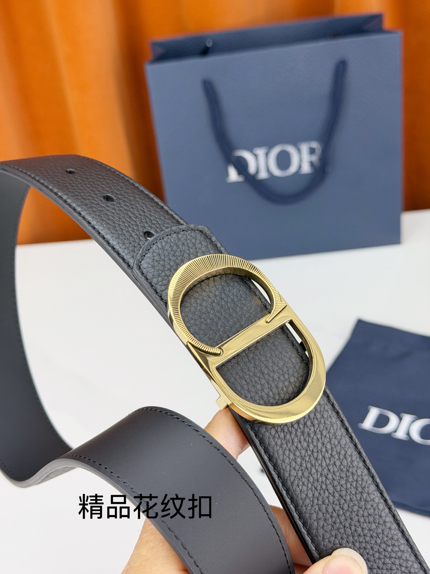 Dior 迪奥3.5cm双面腰带，黑色荔枝纹牛皮与光面皮革双面可换，CD精品花纹不锈钢金属扣华贵，扣缘车花纹理精致，藏蓝