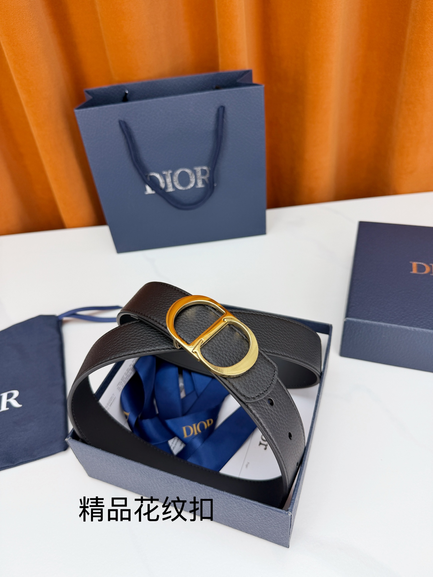 Dior 迪奥3.5cm双面腰带，黑色荔枝纹牛皮与光面皮革双面可换，CD精品花纹不锈钢金属扣华贵，扣缘车花纹理精致，藏蓝