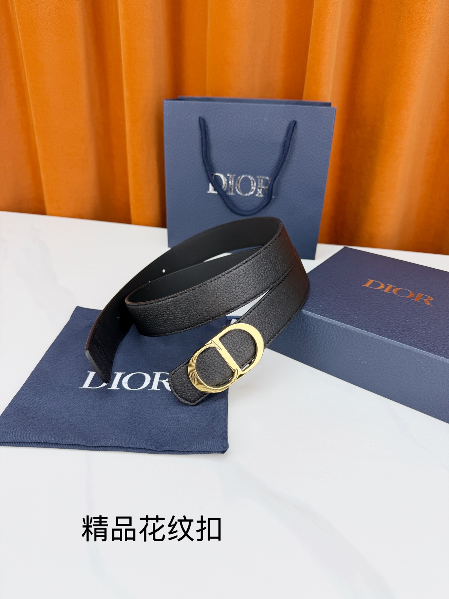 Dior 迪奥3.5cm双面腰带，黑色荔枝纹牛皮与光面皮革双面可换，CD精品花纹不锈钢金属扣华贵，扣缘车花纹理精致，藏蓝