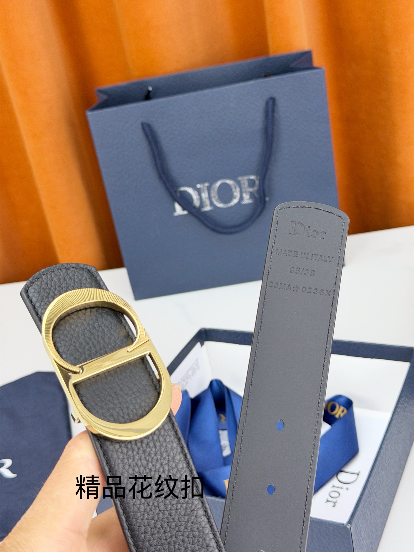 Dior 迪奥3.5cm双面腰带，黑色荔枝纹牛皮与光面皮革双面可换，CD精品花纹不锈钢金属扣华贵，扣缘车花纹理精致，藏蓝