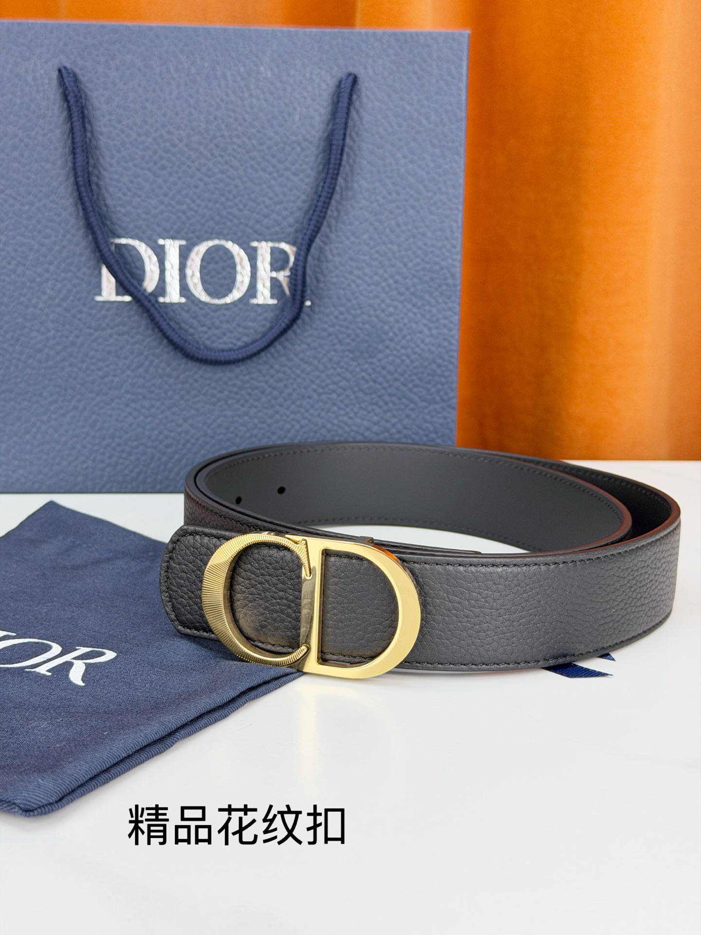 Dior 迪奥3.5cm双面腰带，黑色荔枝纹牛皮与光面皮革双面可换，CD精品花纹不锈钢金属扣华贵，扣缘车花纹理精致，藏蓝