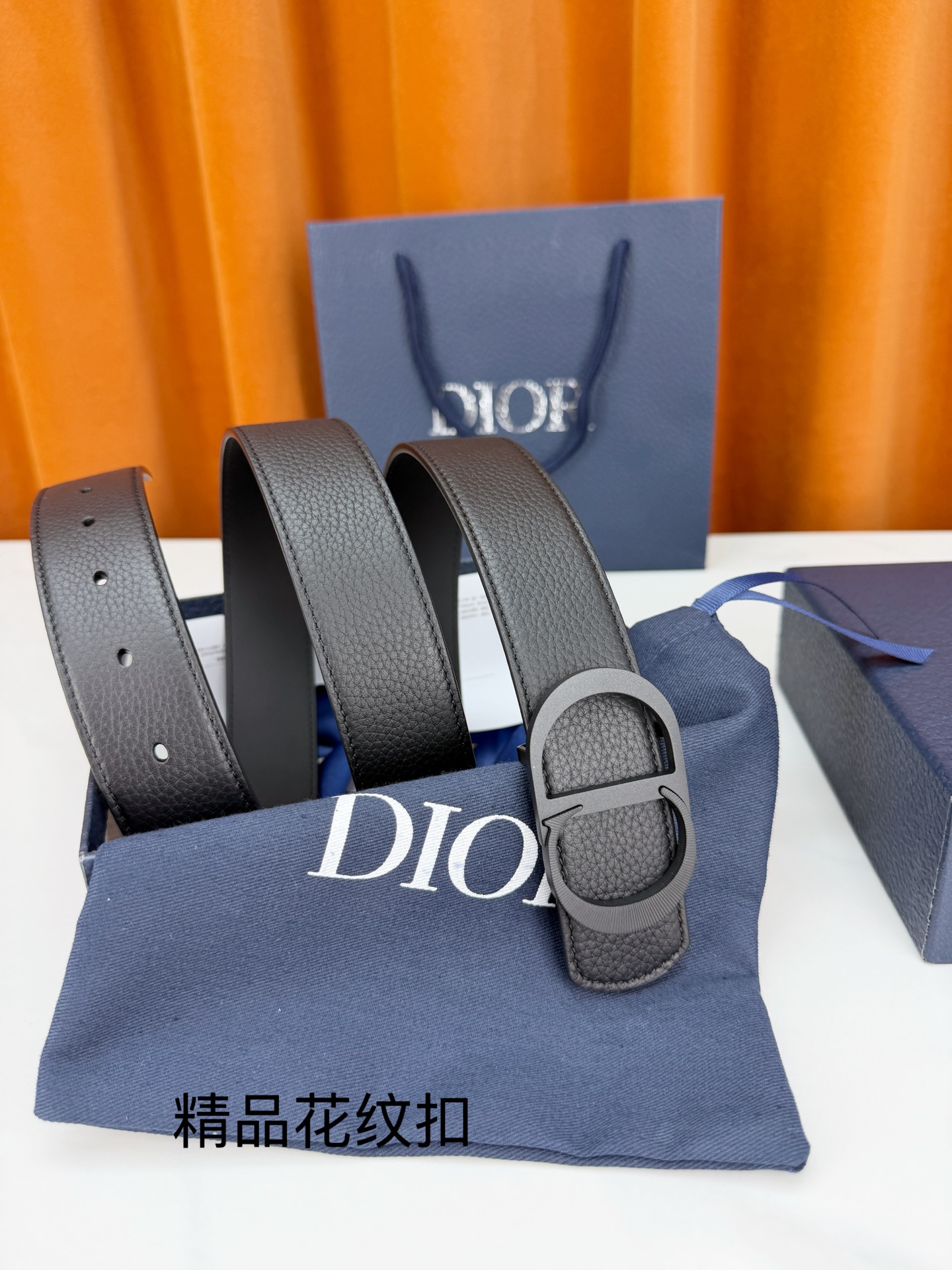 Dior 迪奥3.5cm双面腰带，黑色荔枝纹牛皮与光面皮革双面可换，CD精品花纹不锈钢金属扣华贵，扣缘车花纹理精致，藏蓝