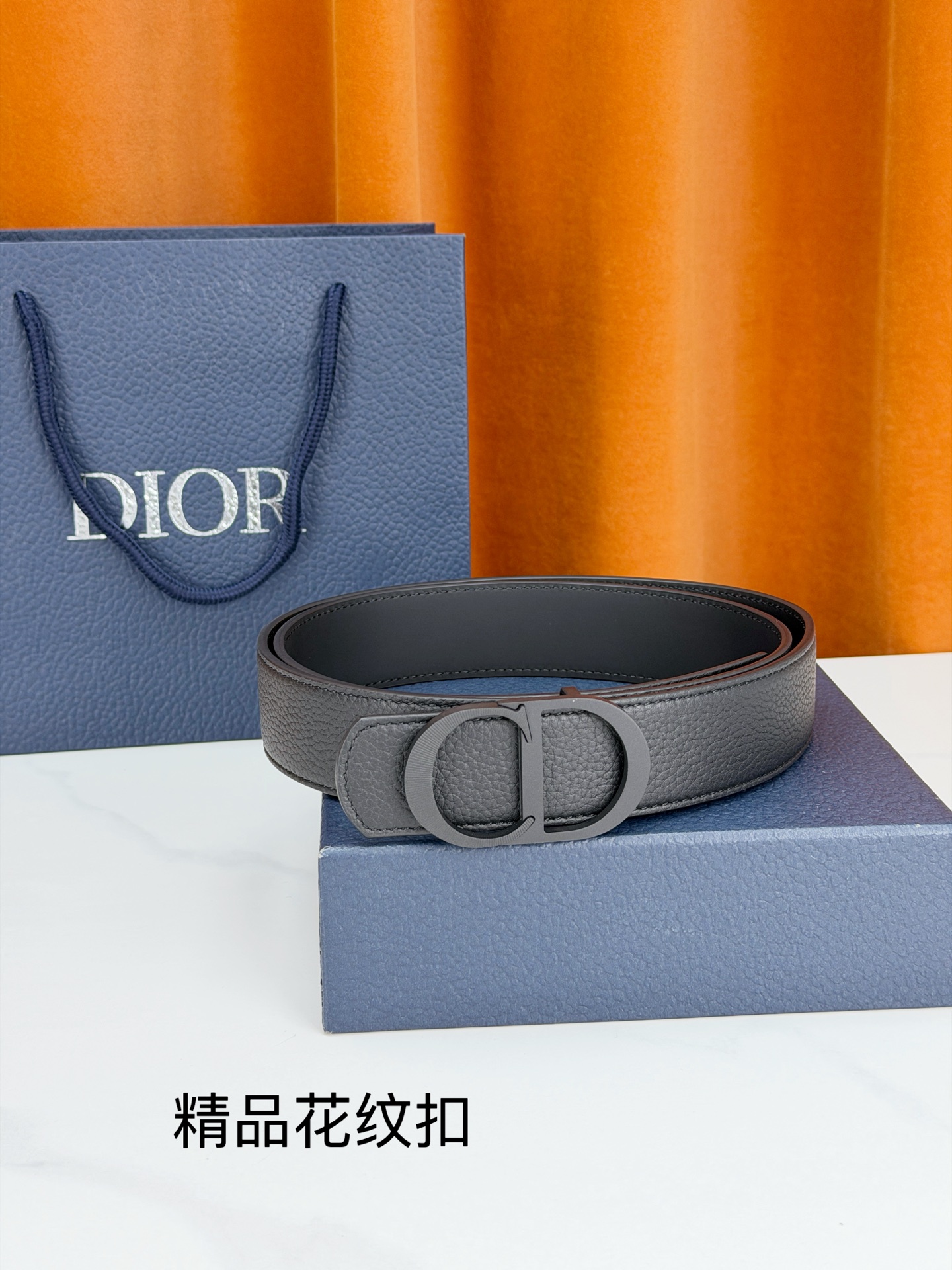 Dior 迪奥3.5cm双面腰带，黑色荔枝纹牛皮与光面皮革双面可换，CD精品花纹不锈钢金属扣华贵，扣缘车花纹理精致，藏蓝
