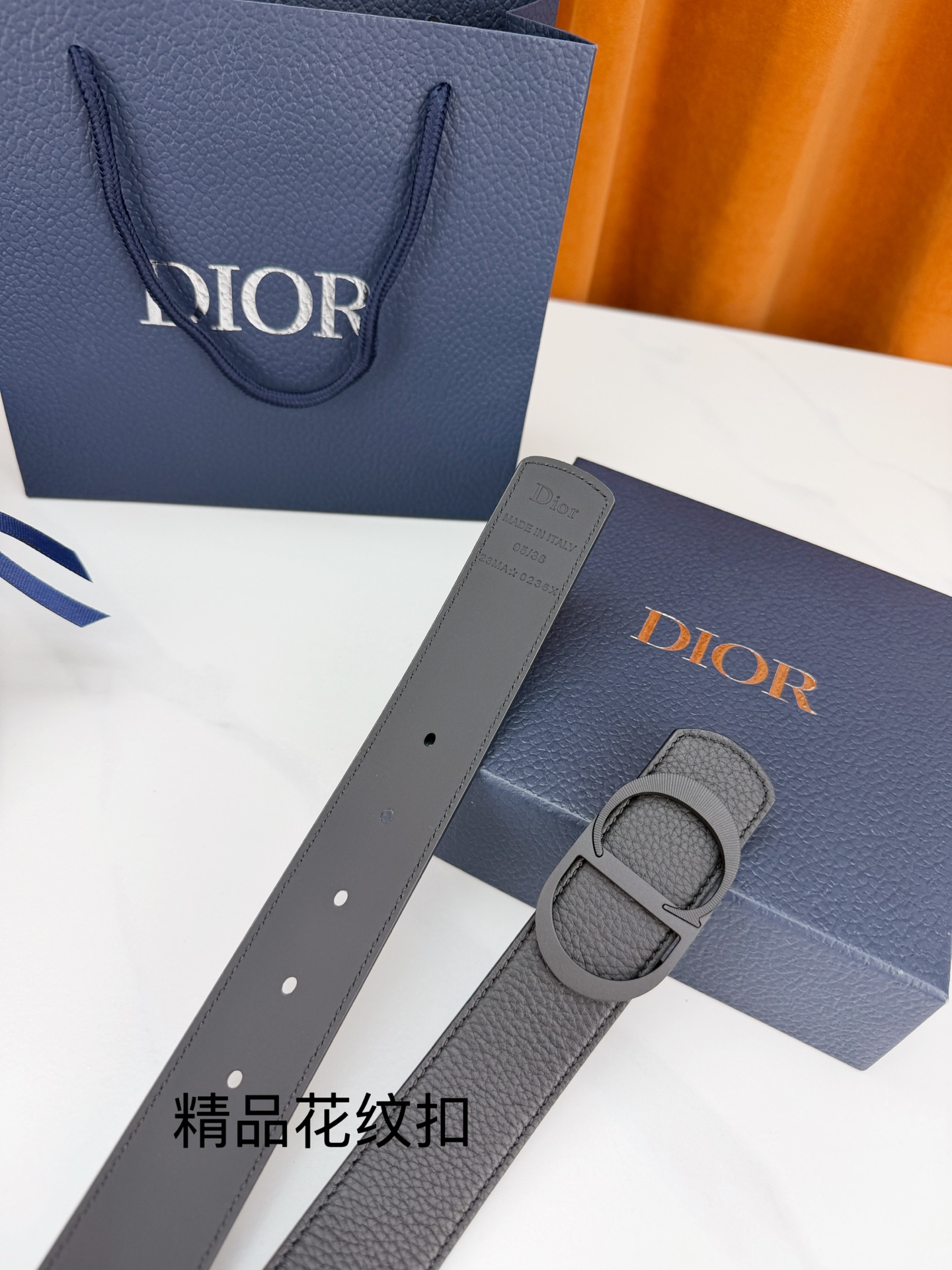 Dior 迪奥3.5cm双面腰带，黑色荔枝纹牛皮与光面皮革双面可换，CD精品花纹不锈钢金属扣华贵，扣缘车花纹理精致，藏蓝