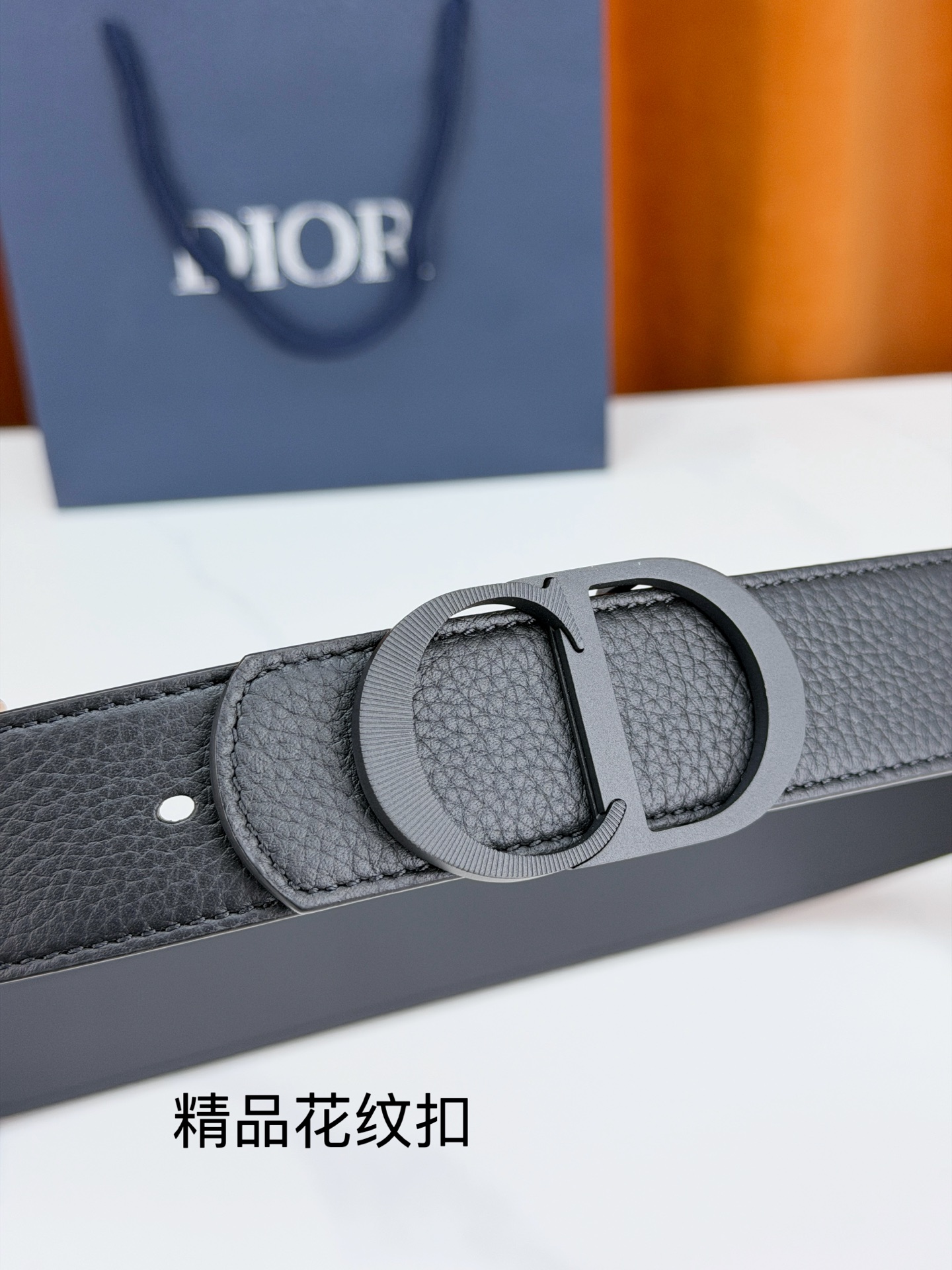 Dior 迪奥3.5cm双面腰带，黑色荔枝纹牛皮与光面皮革双面可换，CD精品花纹不锈钢金属扣华贵，扣缘车花纹理精致，藏蓝