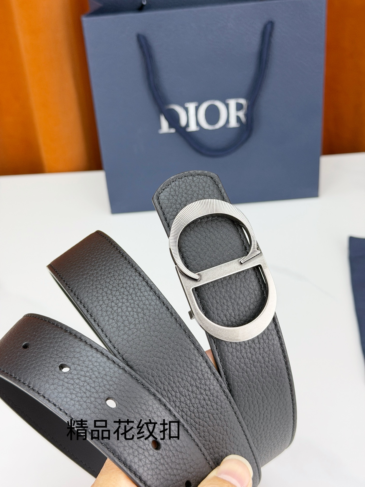 Dior 迪奥3.5cm双面腰带，黑色荔枝纹牛皮与光面皮革双面可换，CD精品花纹不锈钢金属扣华贵，扣缘车花纹理精致，藏蓝