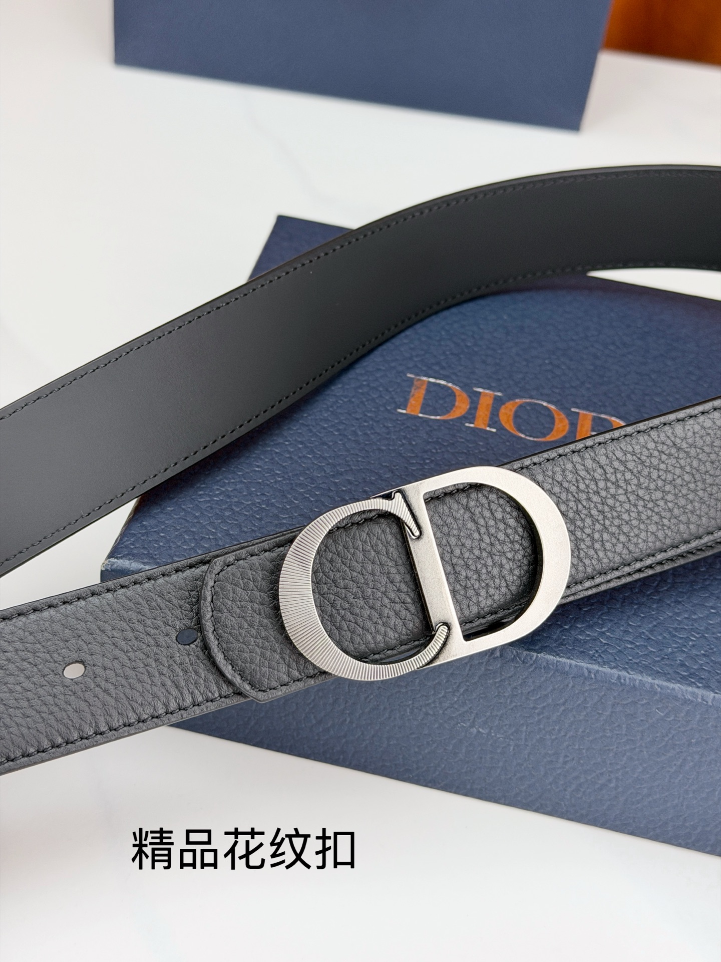 Dior 迪奥3.5cm双面腰带，黑色荔枝纹牛皮与光面皮革双面可换，CD精品花纹不锈钢金属扣华贵，扣缘车花纹理精致，藏蓝