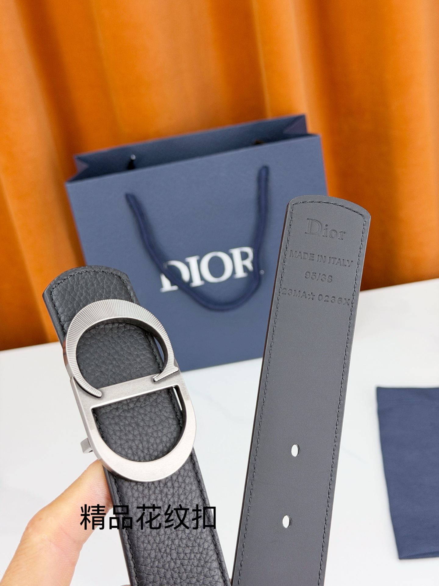Dior 迪奥3.5cm双面腰带，黑色荔枝纹牛皮与光面皮革双面可换，CD精品花纹不锈钢金属扣华贵，扣缘车花纹理精致，藏蓝