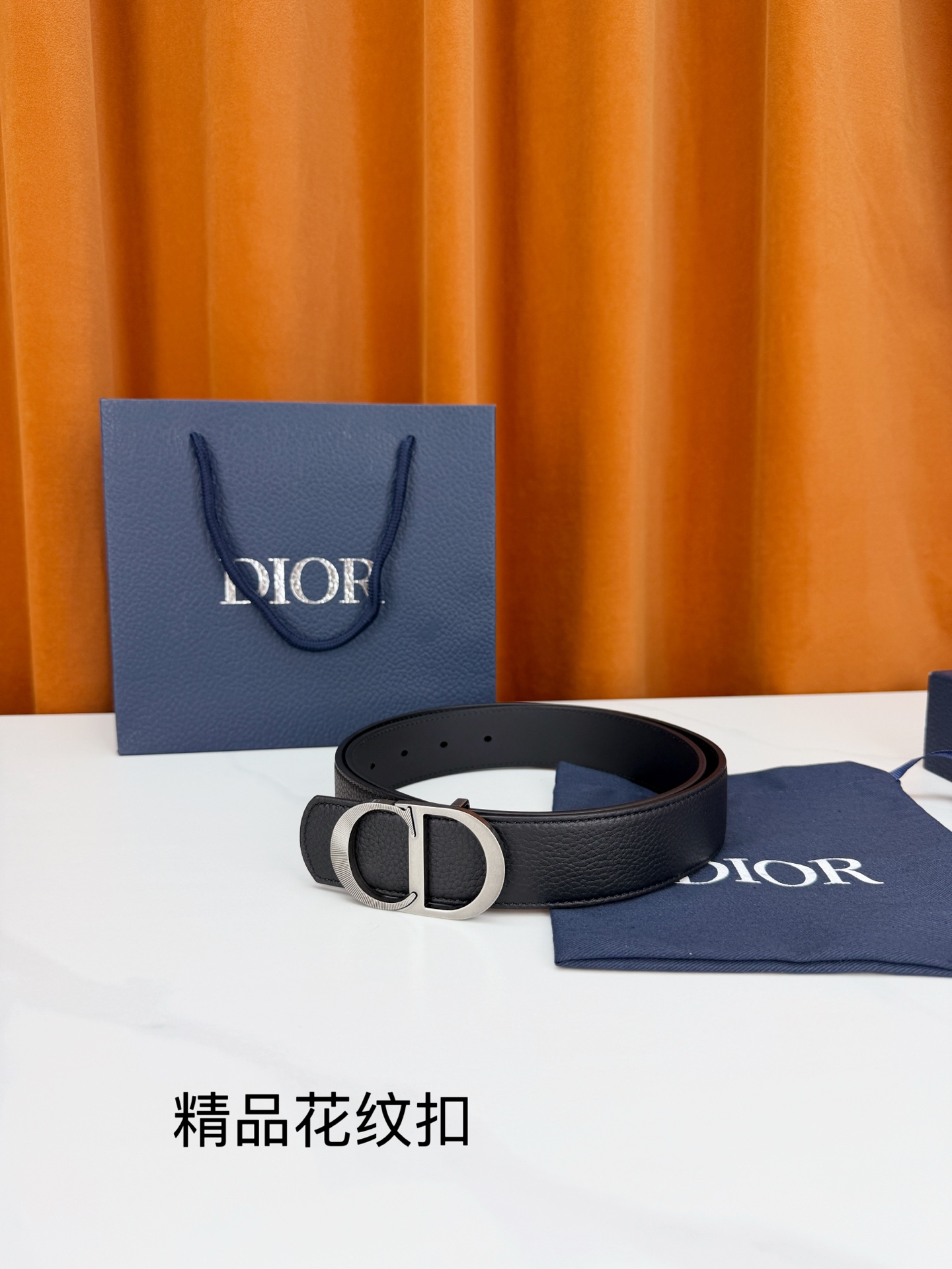 Dior 迪奥3.5cm双面腰带，黑色荔枝纹牛皮与光面皮革双面可换，CD精品花纹不锈钢金属扣华贵，扣缘车花纹理精致，藏蓝