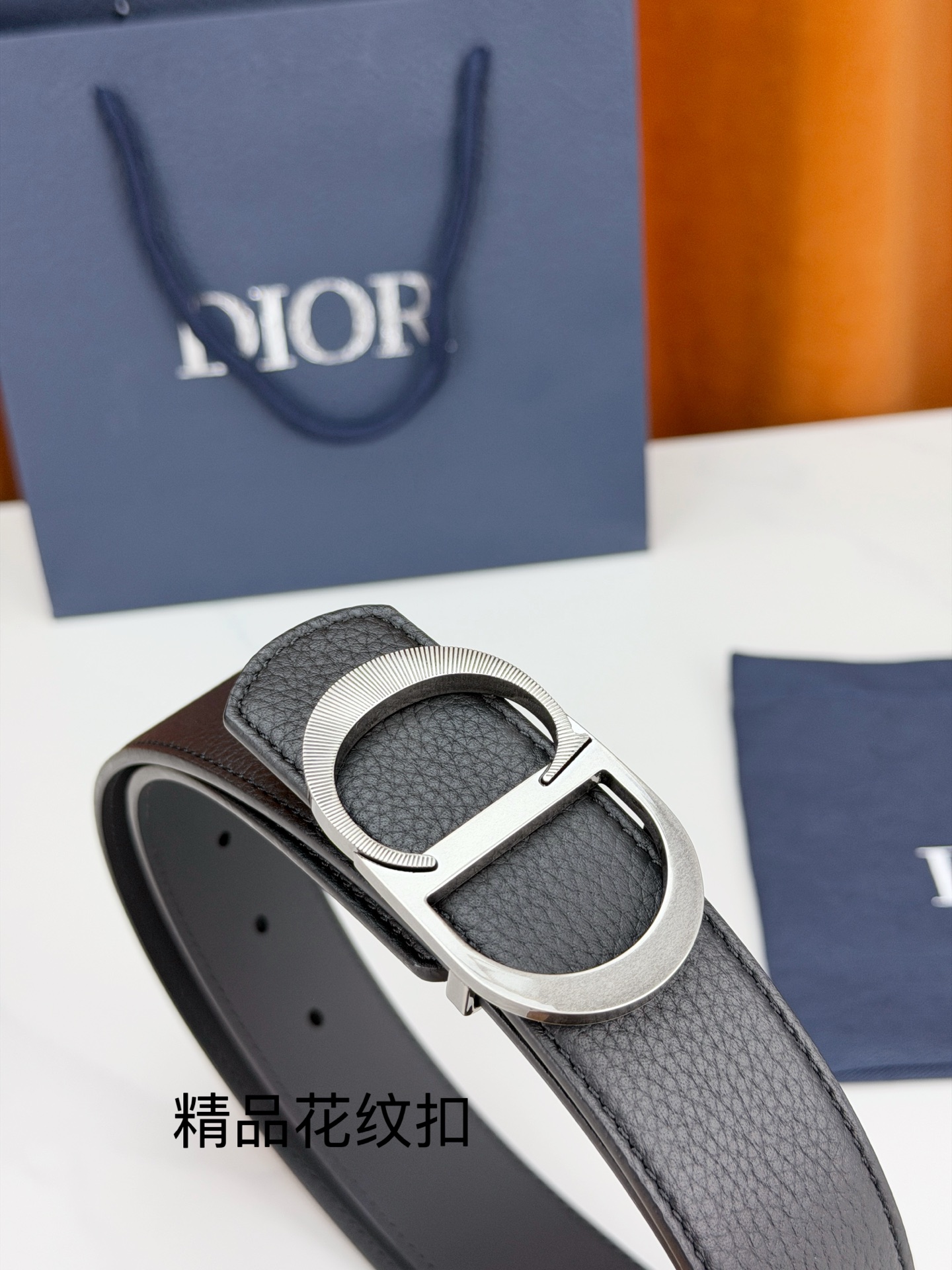 Dior 迪奥3.5cm双面腰带，黑色荔枝纹牛皮与光面皮革双面可换，CD精品花纹不锈钢金属扣华贵，扣缘车花纹理精致，藏蓝