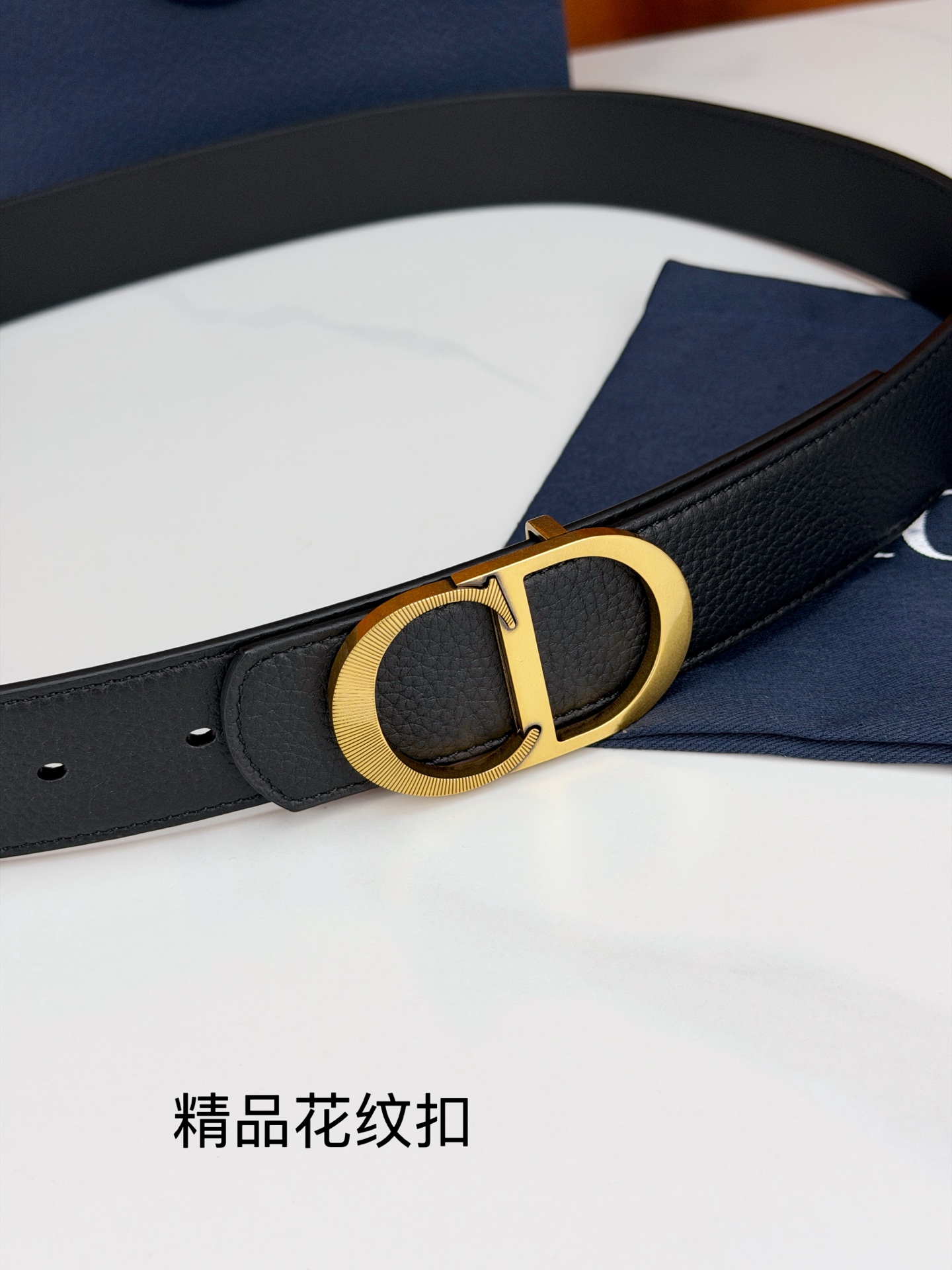 Dior 迪奥3.5cm双面腰带，黑色荔枝纹牛皮与光面皮革双面可换，CD精品花纹不锈钢金属扣华贵，扣缘车花纹理精致，藏蓝