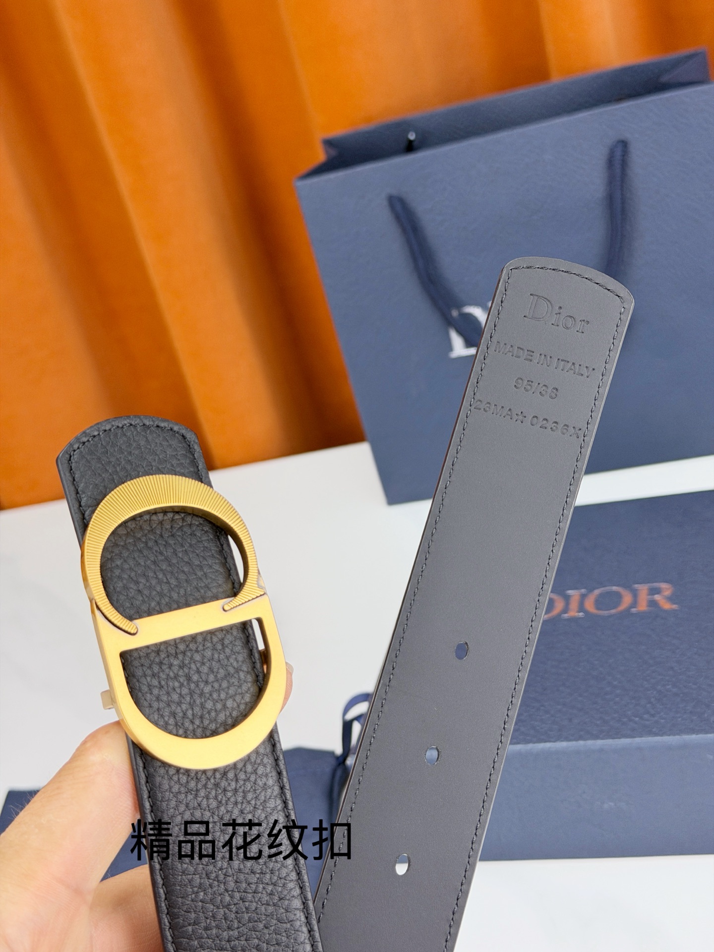 Dior 迪奥3.5cm双面腰带，黑色荔枝纹牛皮与光面皮革双面可换，CD精品花纹不锈钢金属扣华贵，扣缘车花纹理精致，藏蓝