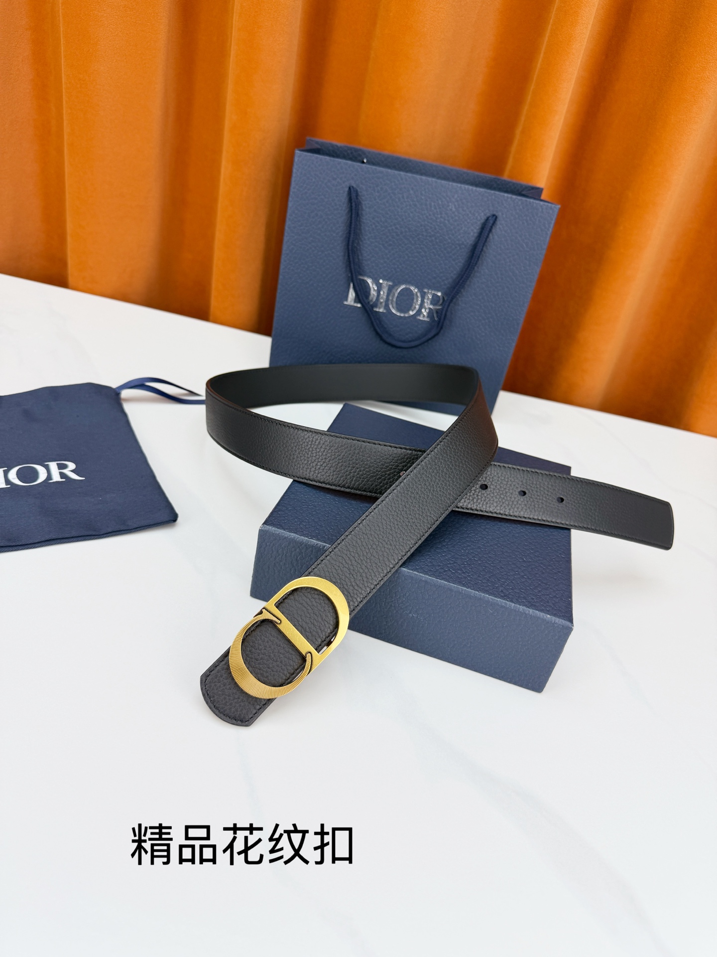 Dior 迪奥3.5cm双面腰带，黑色荔枝纹牛皮与光面皮革双面可换，CD精品花纹不锈钢金属扣华贵，扣缘车花纹理精致，藏蓝