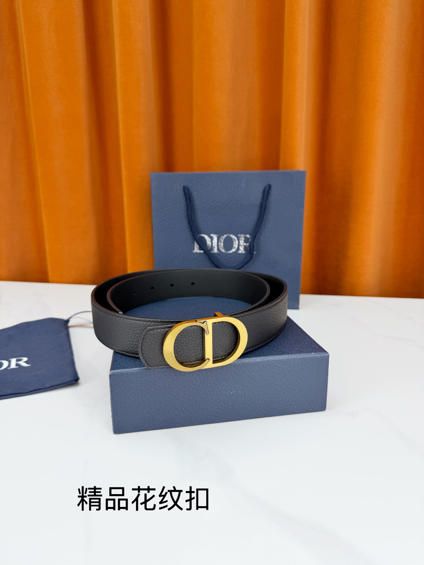 Dior 迪奥3.5cm双面腰带，黑色荔枝纹牛皮与光面皮革双面可换，CD精品花纹不锈钢金属扣华贵，扣缘车花纹理精致，藏蓝