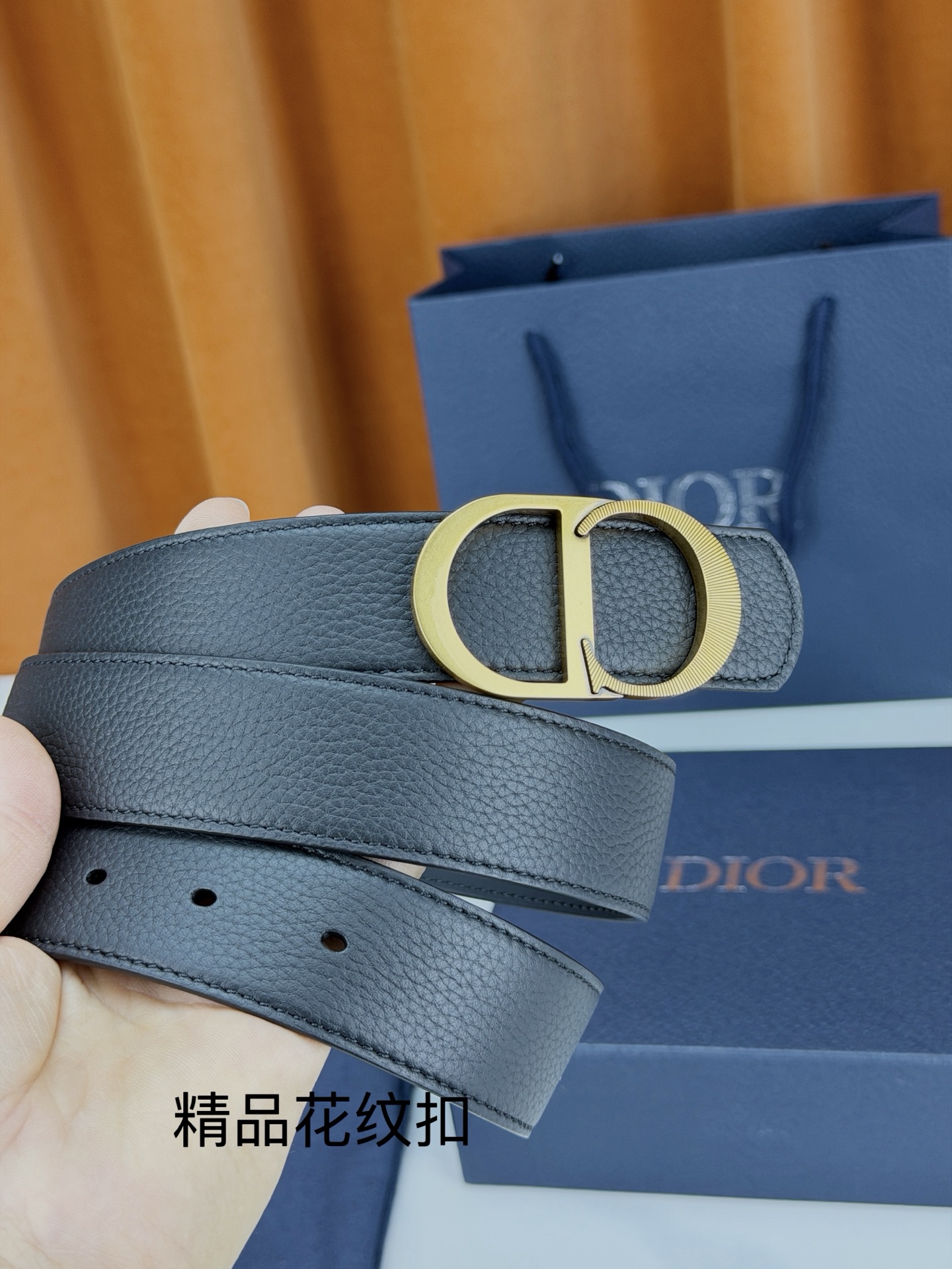 Dior 迪奥3.5cm双面腰带，黑色荔枝纹牛皮与光面皮革双面可换，CD精品花纹不锈钢金属扣华贵，扣缘车花纹理精致，藏蓝