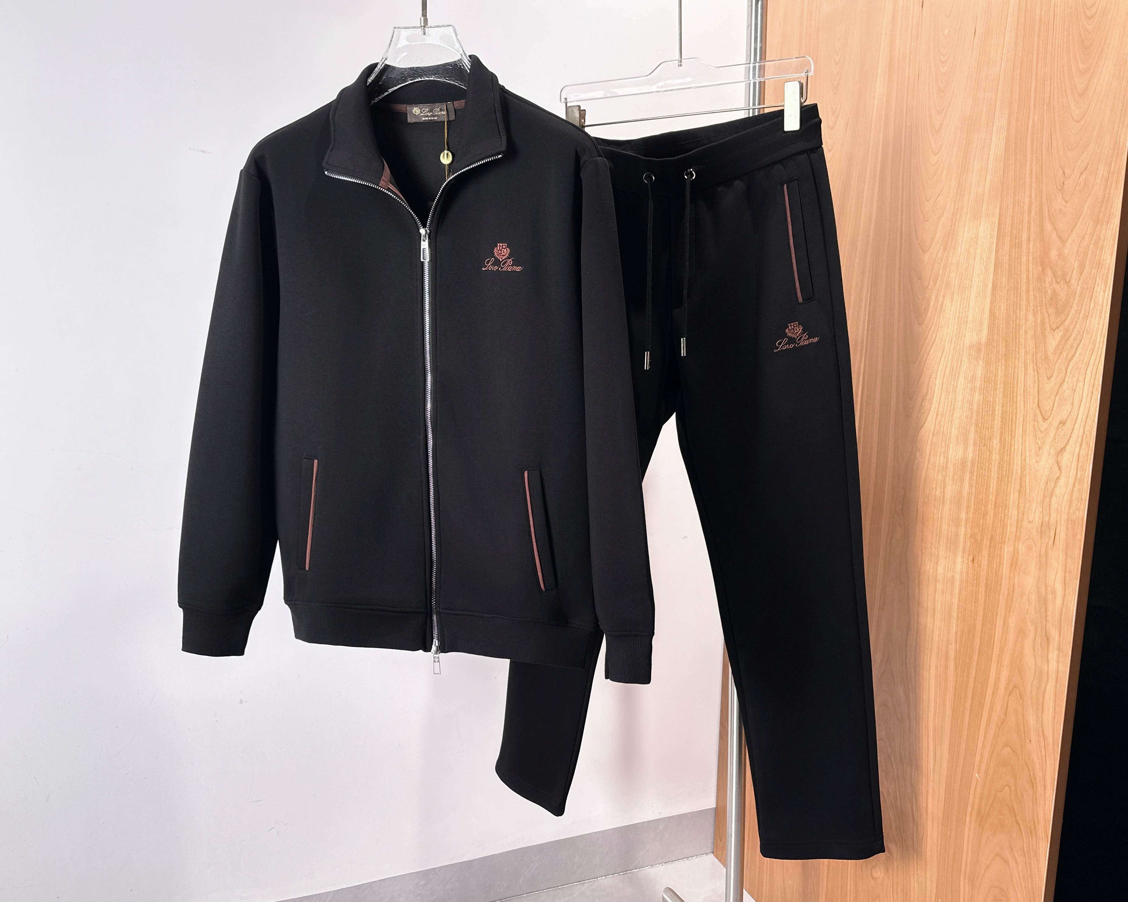 NO:565963,/Set The latest top-quality sports and leisure suits of the same style at the counter, complete with three standards!  The details are perfect and exquisite, and the workmanship is impeccable!  The latest original precision embroidery is very exquisite and high-end, using super soft one-piece knitted fabric, which feels very smooth and comfortable. The fabric is stiff, wrinkle-resistant and wear-resistant, moisture-absorbent, quick-drying and breathable. It has original metal hardware accessories. The upper body is neat and stylish, regular fit. Black, navy blue, size M, L, XL, 2XL, 3XL.,, alexander wang19860909/套 顶级品质最新专柜同款运动休闲套装,三标齐全！细节完美精致,做工无可挑剔！最新原版精密刺绣非常精致高档,采用超柔软一体织针织面料,手感非常柔顺舒适,面料挺括抗皱耐磨,吸湿速干透气,原版金属五金辅料.上身利落有型,常规版型. 黑色,藏青色, 码数M,L,XL,2XL,3XL.,,alexander wang,Men's clothing