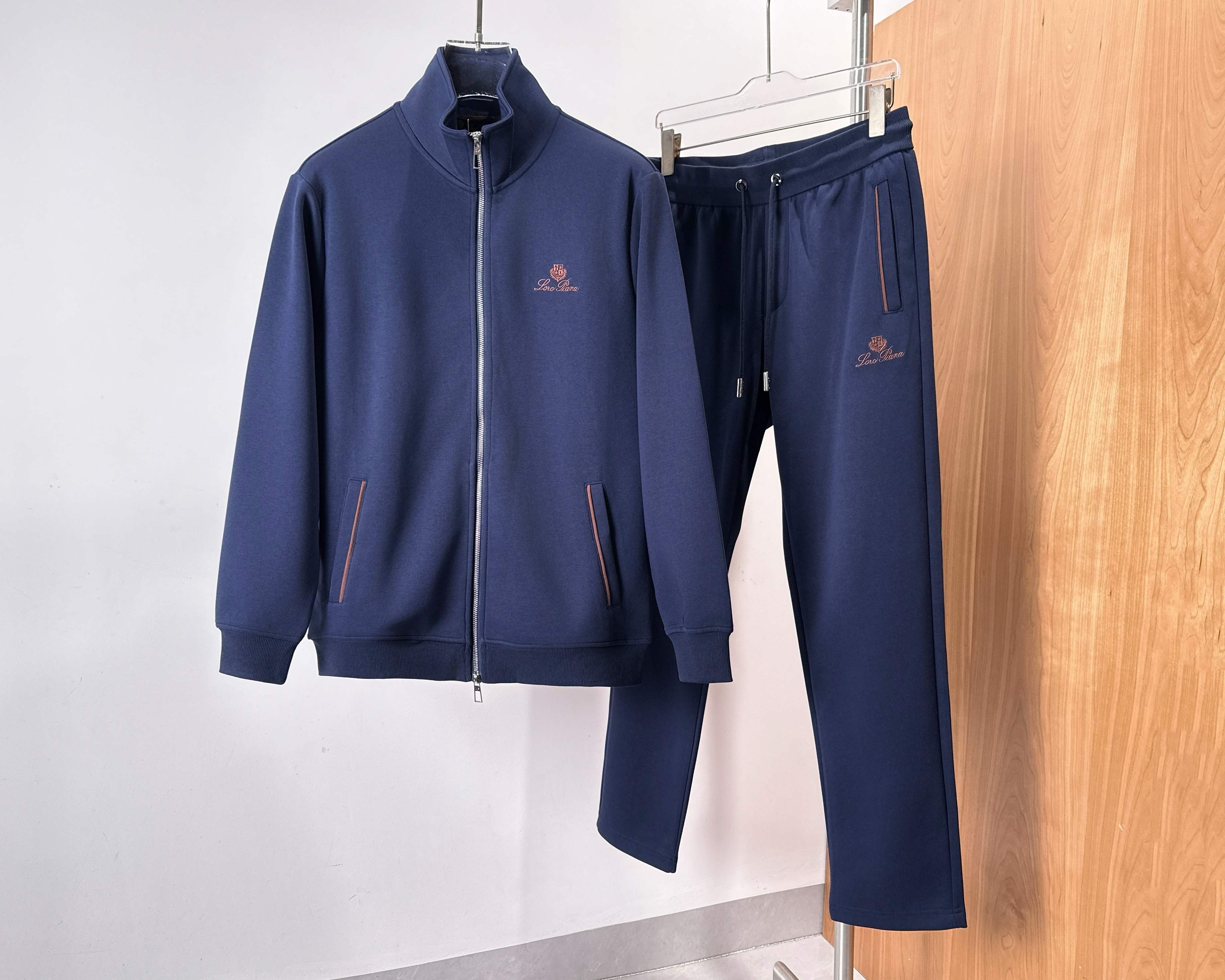 NO:565970,/Set The latest top-quality sports and leisure suits of the same style at the counter, complete with three standards!  The details are perfect and exquisite, and the workmanship is impeccable!  The latest original precision embroidery is very exquisite and high-end, using super soft one-piece knitted fabric, which feels very smooth and comfortable. The fabric is stiff, wrinkle-resistant and wear-resistant, moisture-absorbent, quick-drying and breathable. It has original metal hardware accessories. The upper body is neat and stylish, regular fit. Black, navy blue, size M, L, XL, 2XL, 3XL.,, alexander wang19860909/套 顶级品质最新专柜同款运动休闲套装,三标齐全！细节完美精致,做工无可挑剔！最新原版精密刺绣非常精致高档,采用超柔软一体织针织面料,手感非常柔顺舒适,面料挺括抗皱耐磨,吸湿速干透气,原版金属五金辅料.上身利落有型,常规版型. 黑色,藏青色, 码数M,L,XL,2XL,3XL.,,alexander wang,Men's clothing