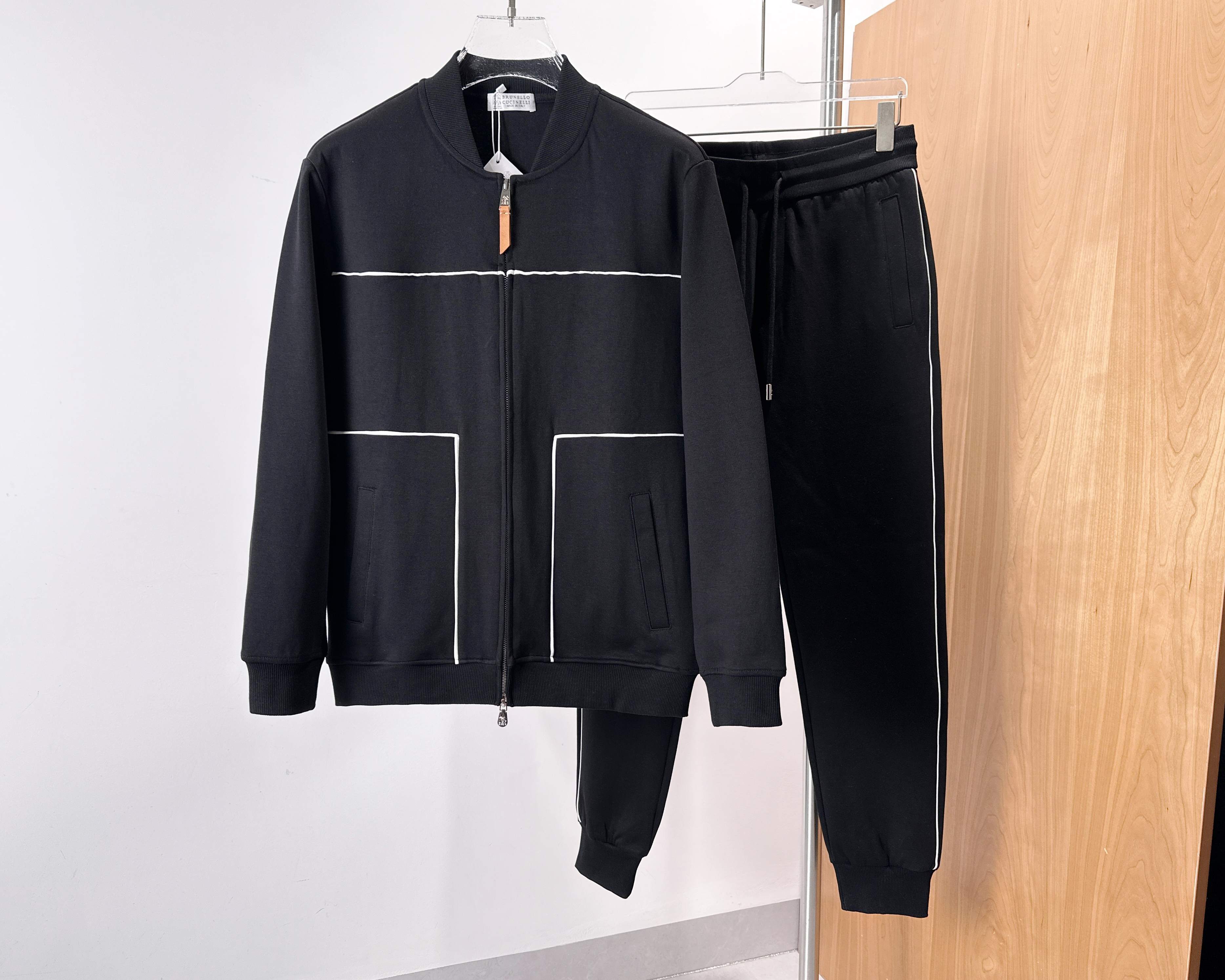 NO:565944,/Set The latest top-quality sports and leisure suits of the same style at the counter, complete with three standards!  The details are perfect and exquisite, and the workmanship is impeccable!  The complex splicing and piping process is very exquisite and high-end. It uses super soft one-piece knitted fabric, which feels very smooth and comfortable. The fabric is stiff, wrinkle-resistant and wear-resistant, moisture-absorbent and quick-drying and breathable. It has original metal hardware accessories. The upper body is neat and stylish, regular fit. Black, white, size M, L, XL, 2XL, 3XL.,, alexander wang19860909/套 顶级品质最新专柜同款运动休闲套装,三标齐全！细节完美精致,做工无可挑剔！复杂拼接滚边工艺非常精致高档,采用超柔软一体织针织面料,手感非常柔顺舒适,面料挺括抗皱耐磨,吸湿速干透气,原版金属五金辅料.上身利落有型,常规版型. 黑色,白色, 码数M,L,XL,2XL,3XL.,,alexander wang,Men's clothing