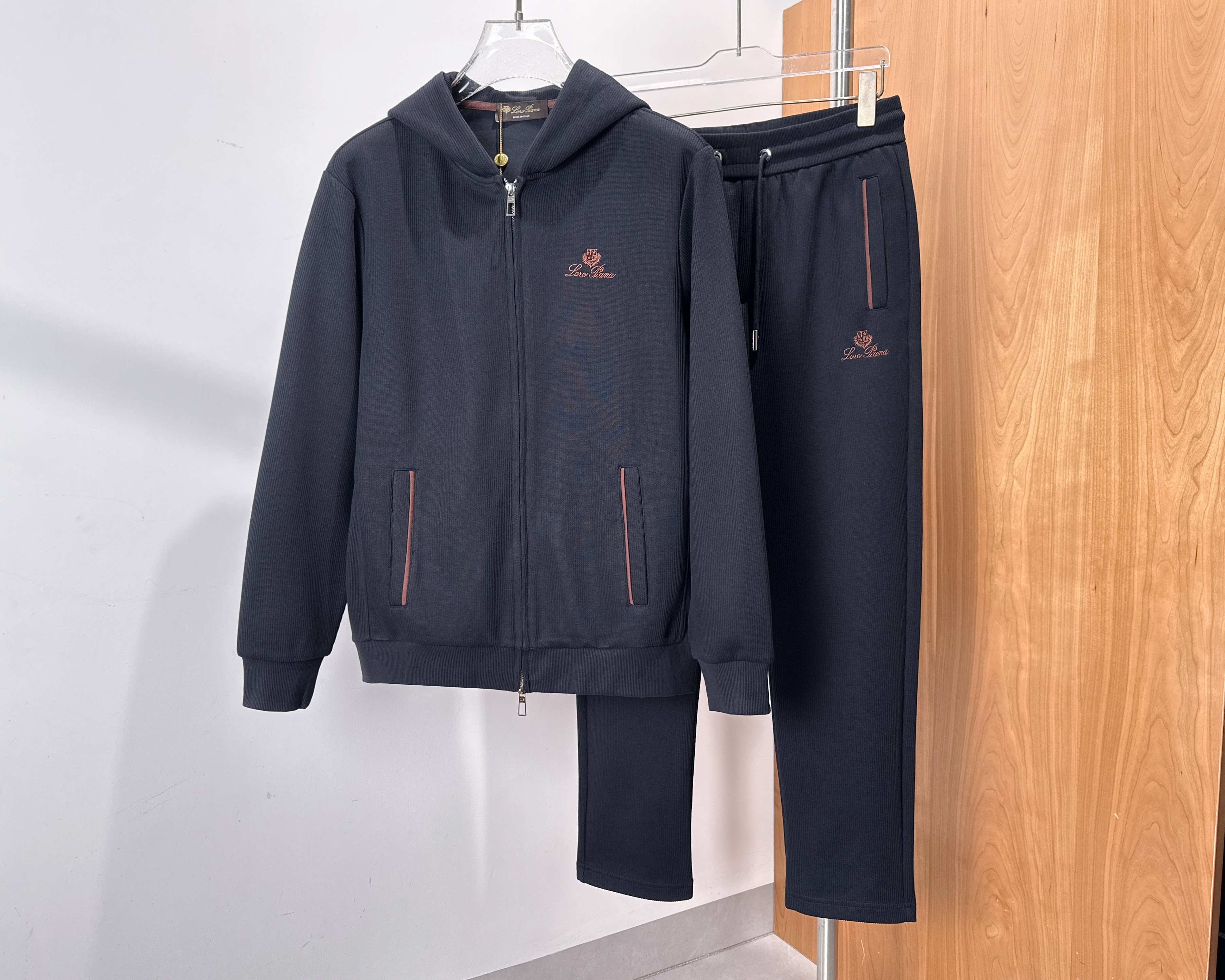 NO:565924,/Set The latest top-quality sports and leisure suits of the same style at the counter, complete with three standards!  The details are perfect and exquisite, and the workmanship is impeccable!  The latest original precision embroidery is very exquisite and high-end, using super soft one-piece knitted fabric, which feels very smooth and comfortable. The fabric is stiff, wrinkle-resistant and wear-resistant, moisture-absorbent, quick-drying and breathable. It has original metal hardware accessories. The upper body is neat and stylish, regular fit. Gray, navy, size M, L, XL, 2XL, 3XL.,, alexander wang19860909/套 顶级品质最新专柜同款运动休闲套装,三标齐全！细节完美精致,做工无可挑剔！最新原版精密刺绣非常精致高档,采用超柔软一体织针织面料,手感非常柔顺舒适,面料挺括抗皱耐磨,吸湿速干透气,原版金属五金辅料.上身利落有型,常规版型. 灰,藏青色, 码数M,L,XL,2XL,3XL.,,alexander wang,Men's clothing