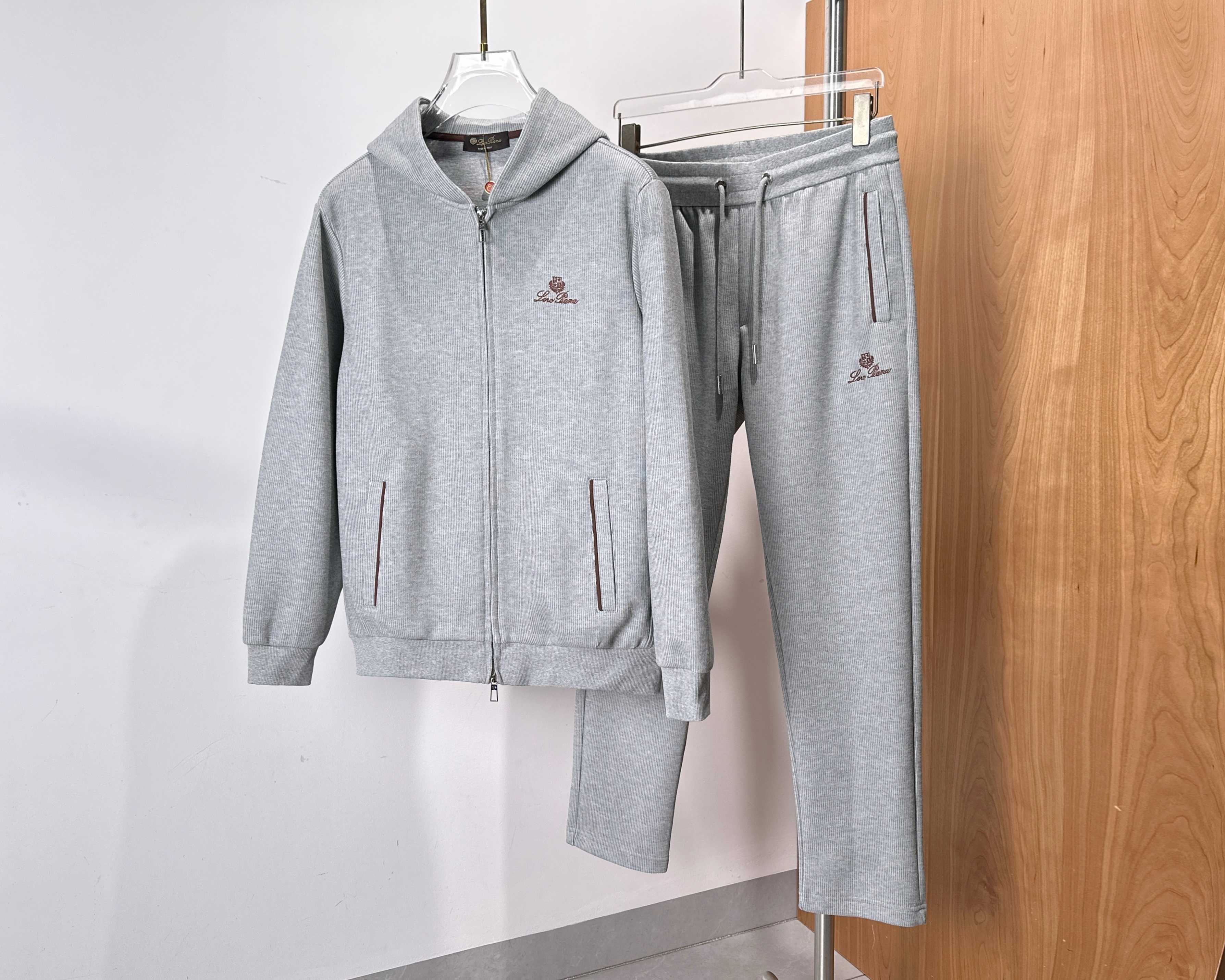 NO:565934,/Set The latest top-quality sports and leisure suits of the same style at the counter, complete with three standards!  The details are perfect and exquisite, and the workmanship is impeccable!  The latest original precision embroidery is very exquisite and high-end, using super soft one-piece knitted fabric, which feels very smooth and comfortable. The fabric is stiff, wrinkle-resistant and wear-resistant, moisture-absorbent, quick-drying and breathable. It has original metal hardware accessories. The upper body is neat and stylish, regular fit. Gray, navy, code size M, L, XL, 2XL, 3XL.,, alexander wang19860909/套 顶级品质最新专柜同款运动休闲套装,三标齐全！细节完美精致,做工无可挑剔！最新原版精密刺绣非常精致高档,采用超柔软一体织针织面料,手感非常柔顺舒适,面料挺括抗皱耐磨,吸湿速干透气,原版金属五金辅料.上身利落有型,常规版型. 灰色,藏青色, 码数M,L,XL,2XL,3XL.,,alexander wang,Men's clothing