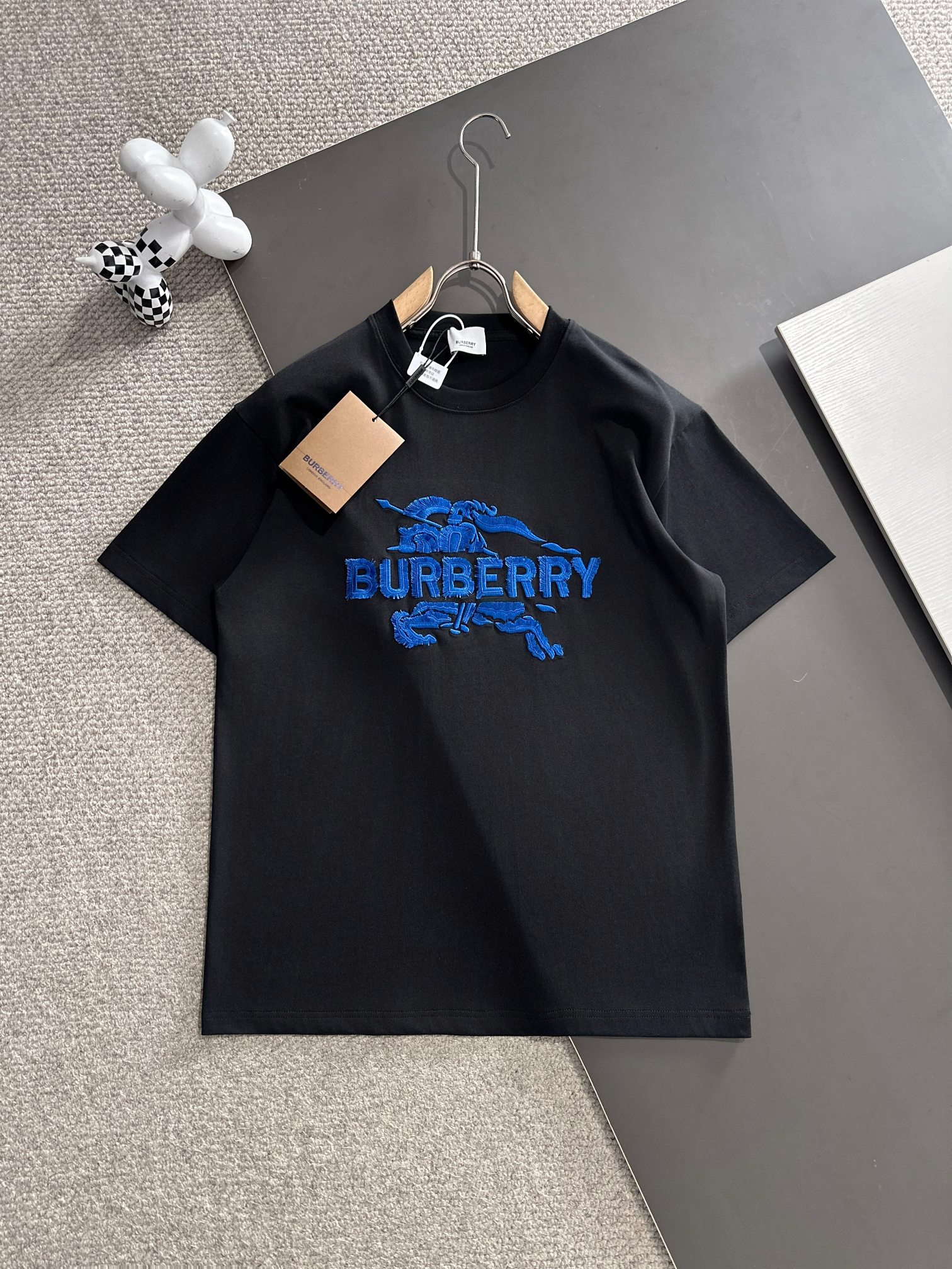 Burberry\n꯭0꯭꯭春夏款上新  P\n原高版本 \n巴宝莉 面料采用ZL克高密度纯棉 不变形 不缩水 \n工艺介绍：双线走位 胸前采用进口精密战马流苏刺绣新工艺\n颜色：黑色\nSIZE：S-XXL