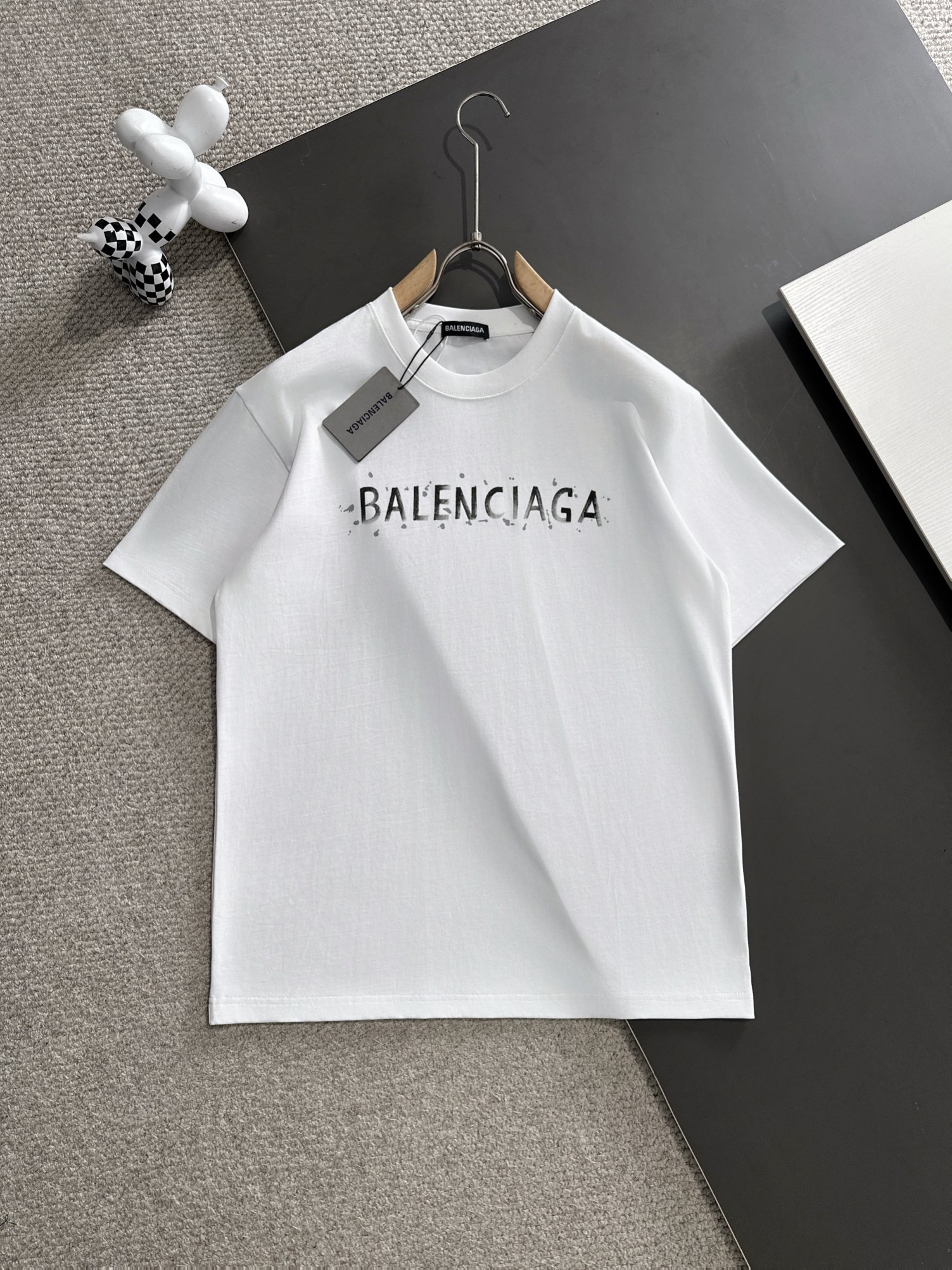 Balenciaga\n꯭0꯭꯭春夏款上新  PYW\n原高版本 \n巴黎世家 面料采用ZL克高密度纯棉 不变形 不缩水 \n工艺介绍：胸前后背仿手绘印花 双线走位 洗水 \n颜色：白色\nSIZE：S-XXL