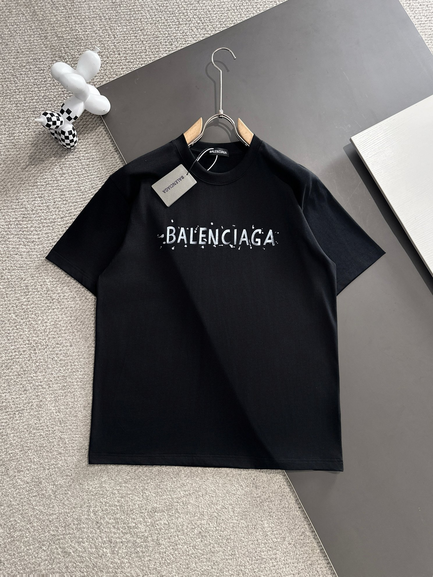 Balenciaga\n꯭0꯭꯭春夏款上新  PYW\n原高版本 \n巴黎世家 面料采用ZL克高密度纯棉 不变形 不缩水 \n工艺介绍：胸前后背仿手绘印花 双线走位 洗水 \n颜色：黑色\nSIZE：S-XXL