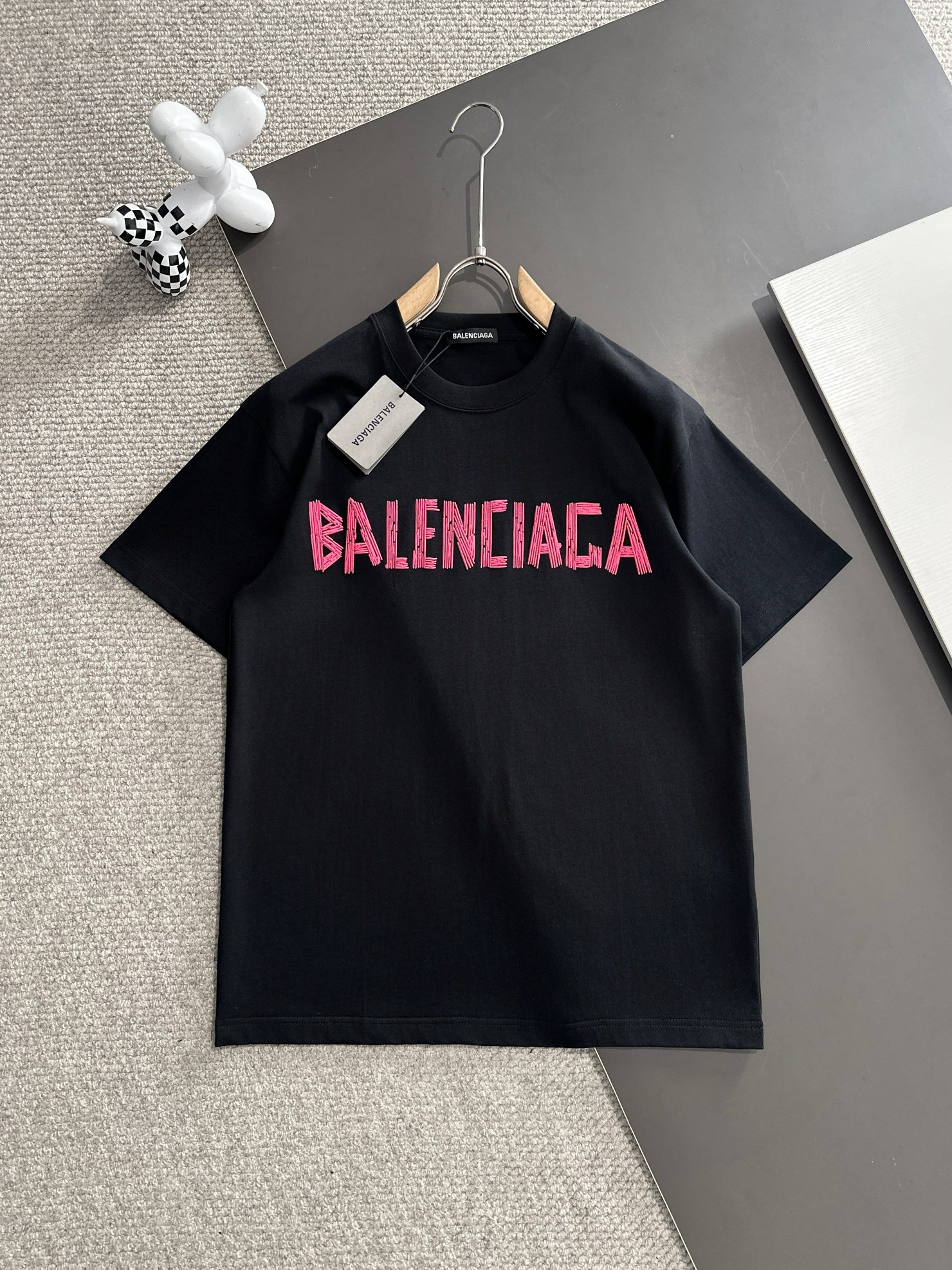 Balenciaga\n꯭0꯭꯭春夏款上新  PYW\n原高版本 \n巴黎世家 面料采用ZL克高密度纯棉 不变形 不缩水 \n工艺介绍：胸前新工艺百灵达竖纹精密刺绣，撞色也非常合理。\n颜色：黑色\nSIZE：S-XXL