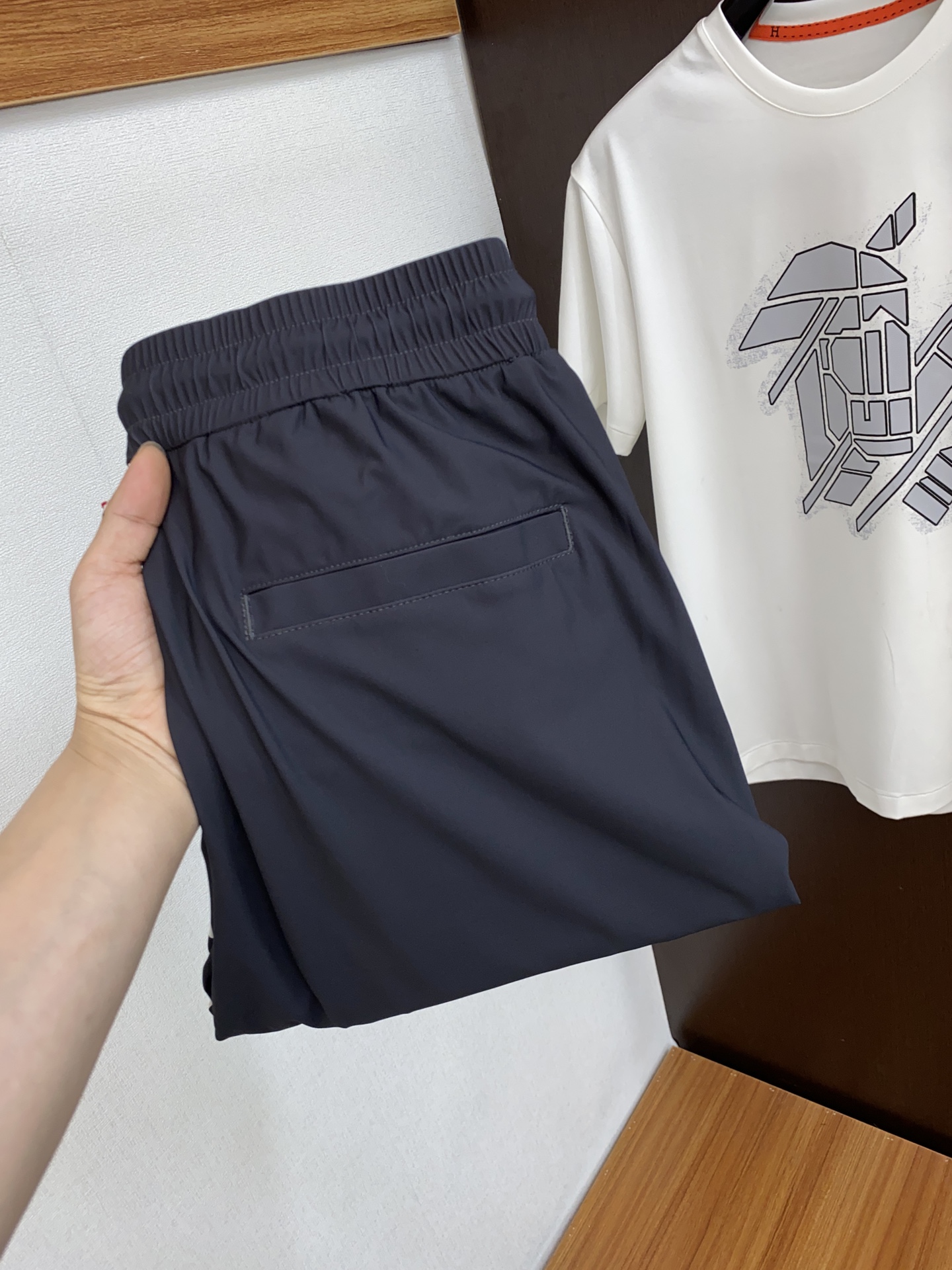 NO:125607,TB new men's sports casual pants, classic oblique pocket style, fixed woven elastic ice silk fabric, fashionable men's wardrobe essential items!  The waist is designed with drawstring, full of fashion sense. Customized original high-end twill blended trousers fabric is made of, the fabric feels smooth and soft, with a full drooping feeling, and is super comfortable and warm to wear. The three-dimensional slim fit style and cut design is very suitable for Asian body shapes. A pair of pants with very high-quality appearance is definitely easy to see the explosive pants, and both business and casual!  Color blue gray Size M-3xL, alexander wang19860909TB 新款男士运动休闲裤,经典斜插口袋款式,定织弹力冰丝面料时尚男士衣橱必备单品！腰头采用抽绳设计,时尚感十足.客供定制原厂高端斜纹混纺西裤面料打造,面料手感顺滑柔软,垂感十足,穿着超级舒适保暖.立体修身的版型裁剪设计,非常适合亚洲人体型穿着,颜值非常高级的一条裤子,绝对好看到爆的裤子,商务休闲两不误！ 颜色蓝色 灰色 尺码M-3xL,,alexander wang,Men's clothing