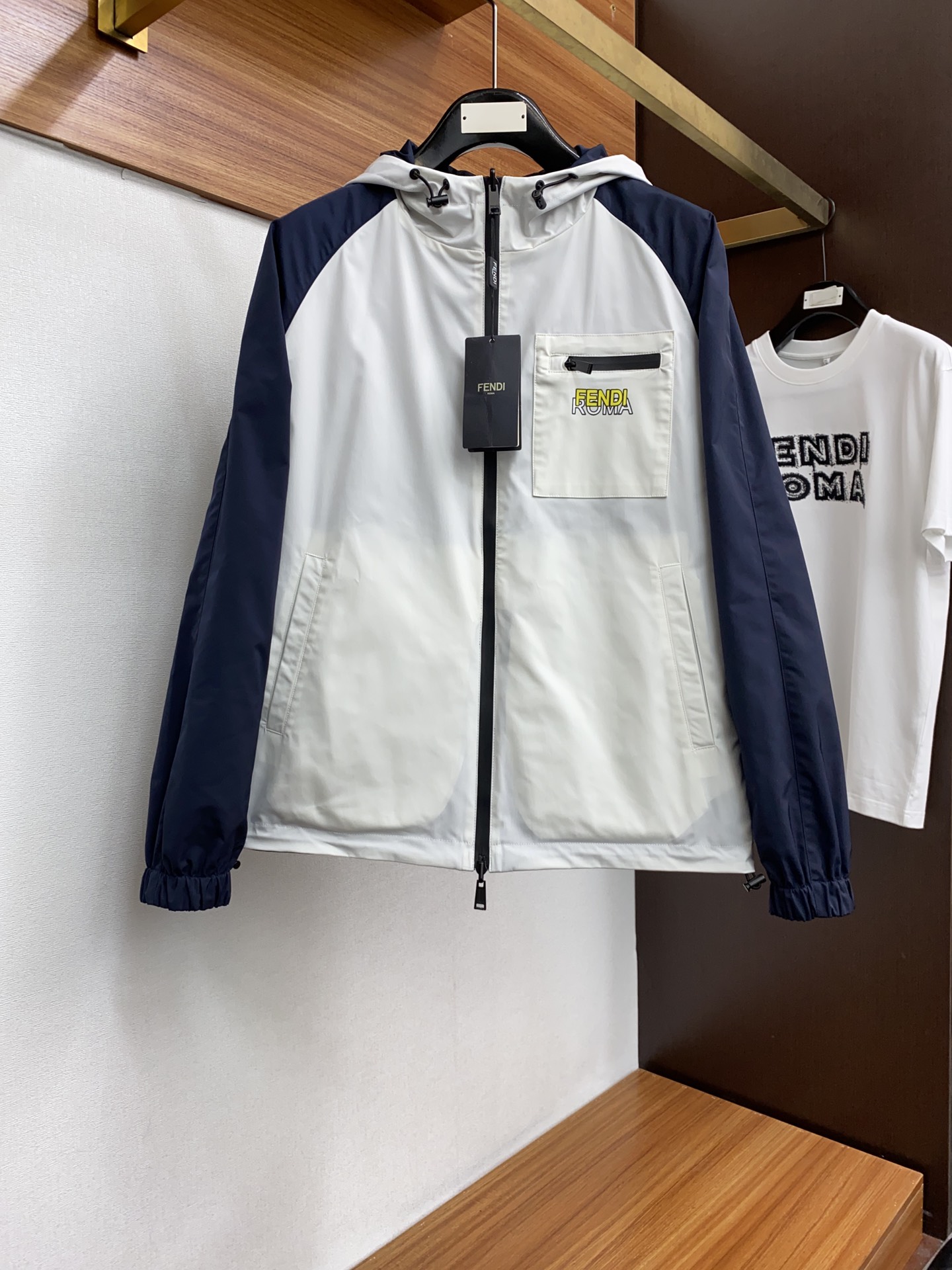 NO:131396,Fendi's new spring jacket, the new product on the show is perfect, comfortable and warm, the three-standard complete colors and full and attractive, and the very outstanding design easily advances the sense of fashion, the workmanship is extremely exquisite and rigorous, and the wiring is neat and meticulous!  A masterpiece of a big-name designer!  The upper body doesn't look bloated and super handsome!  Spot code M ~ XXXL021,,fendi,jackets & coats,jackets & coats,alexander wang19860909芬迪 春季新款夹克外套,秀场新品品相非常完美,舒适保暖,三标齐全色泽饱满诱人,非常出彩的设计,轻松将时髦感进阶,做工极为考究严谨,走线工整细致！大牌设计师巨作！上身不显臃肿、超级帅气！现货码数M ～ XXXL021,,fendi,jackets & coats,jackets & coats,alexander wang,Men's clothing