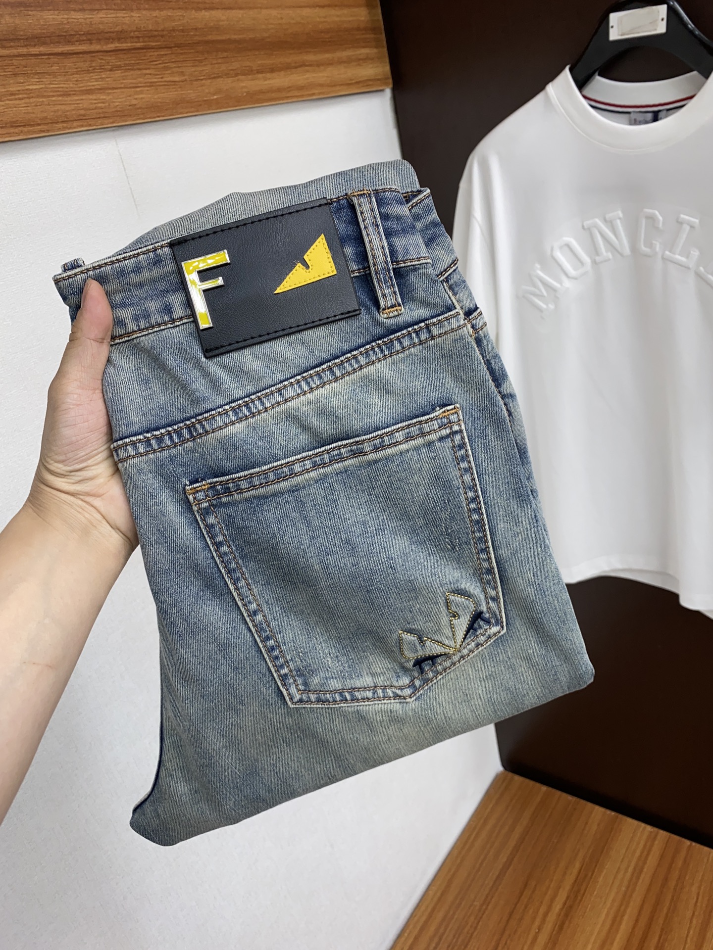 Venditori online
 Fendi Abbigliamento Jeans Designer replica pratico e versatile
 Uomini Cuoio genuino