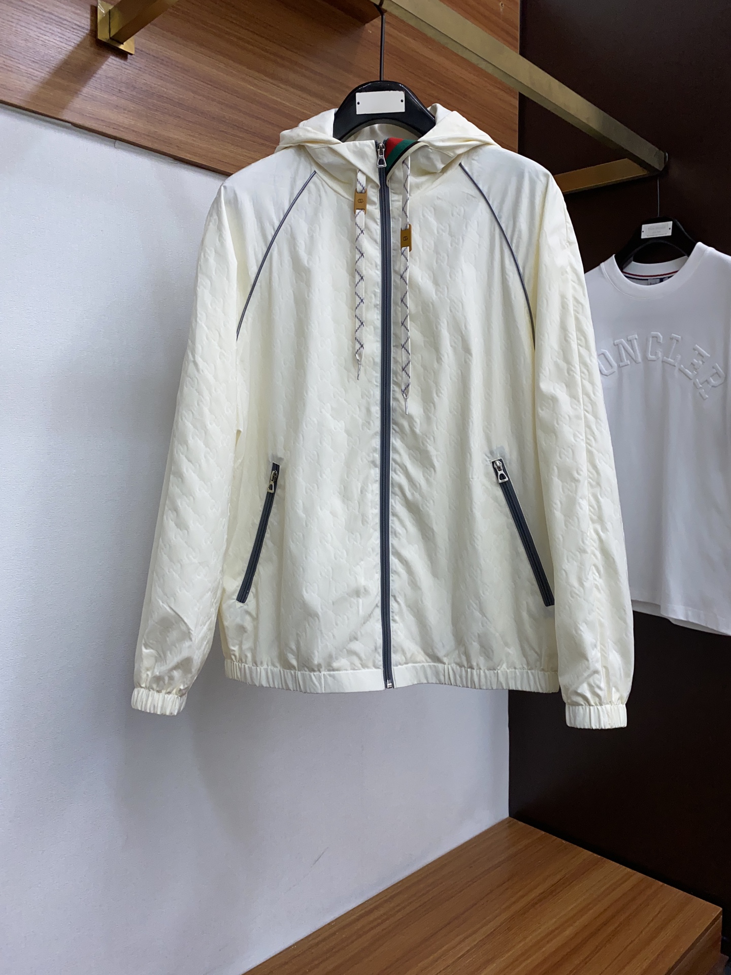 NO:160019,The hot products are always filled with orders. Guqi 24 new hooded jacket jacket, fashionable and handsome, simple and versatile. Customized original fabric. Not only is it crisp, but the chest pocket design decoration. Maintains the trendy silhouette, and is comfortable to wear. The yarn is more delicate. The number of digits M-3XL, jackets & coats, jackets & coats, hats, alexander wang19860909爆款一直补单 古奇 24新品连帽夹克外套,时尚帅气,简约百搭款 定制原版面料 不仅挺括,胸口口袋设计装饰 保持潮流的廓形,又穿着舒适,纱织更细腻,码数M-3XL,,jackets & coats,jackets & coats,hats,alexander wang,Men's clothing