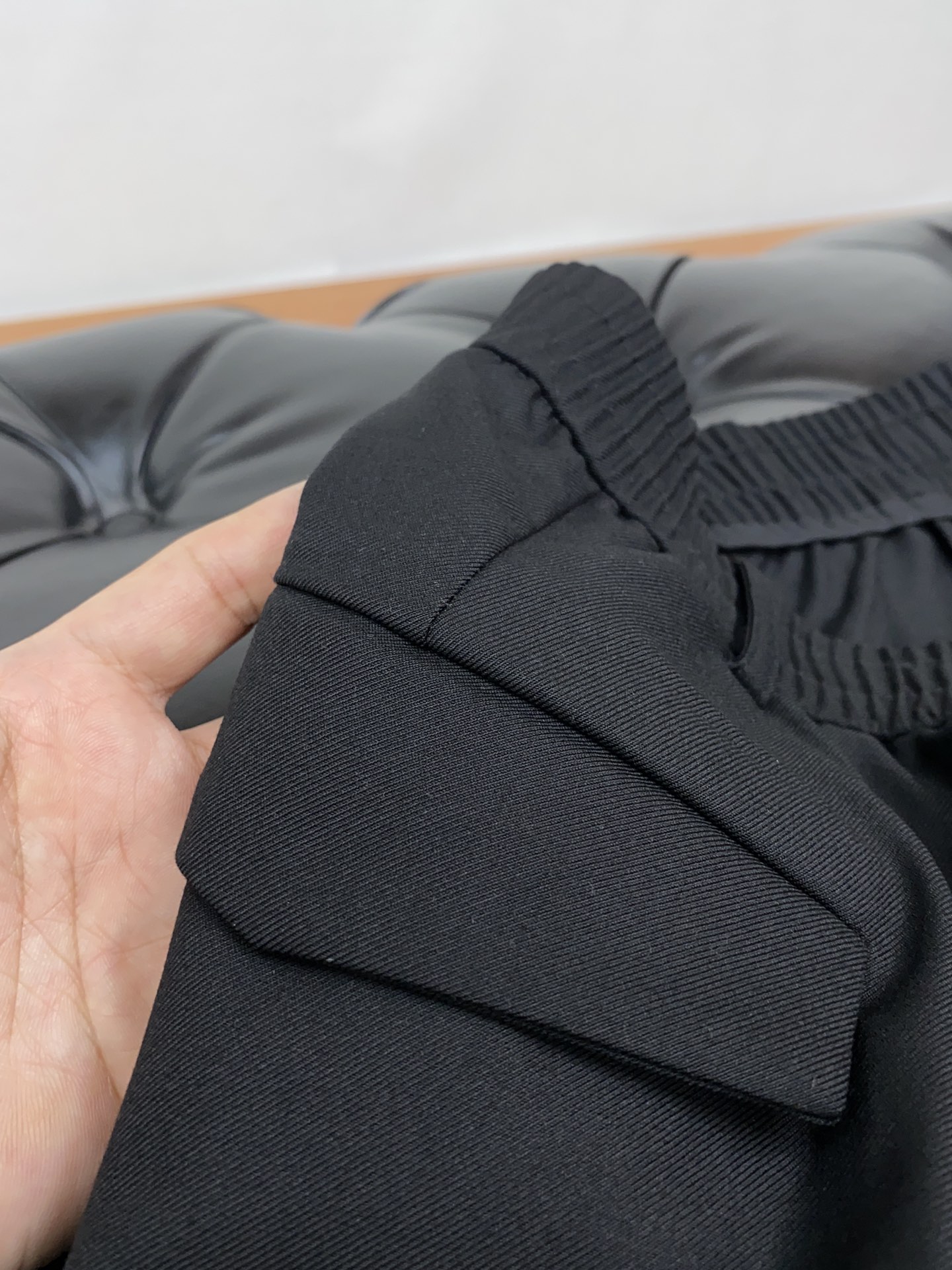 迪奥2024最新直筒休闲裤高定制面料成60%聚酷纤维20%粘胶纤维20%天丝原版设计不仅原料是天然的植物