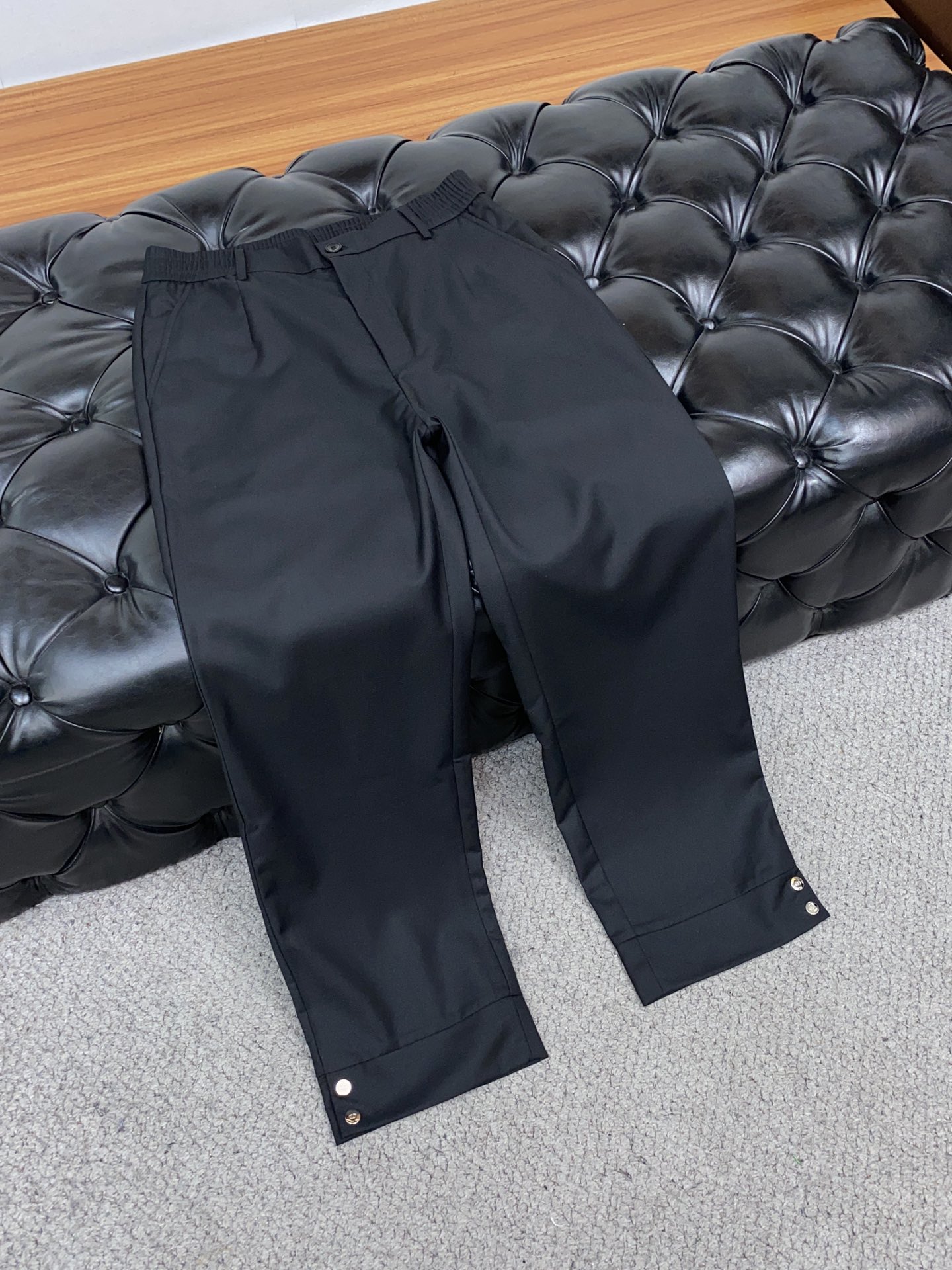 迪奥2024最新直筒休闲裤高定制面料成60%聚酷纤维20%粘胶纤维20%天丝原版设计不仅原料是天然的植物