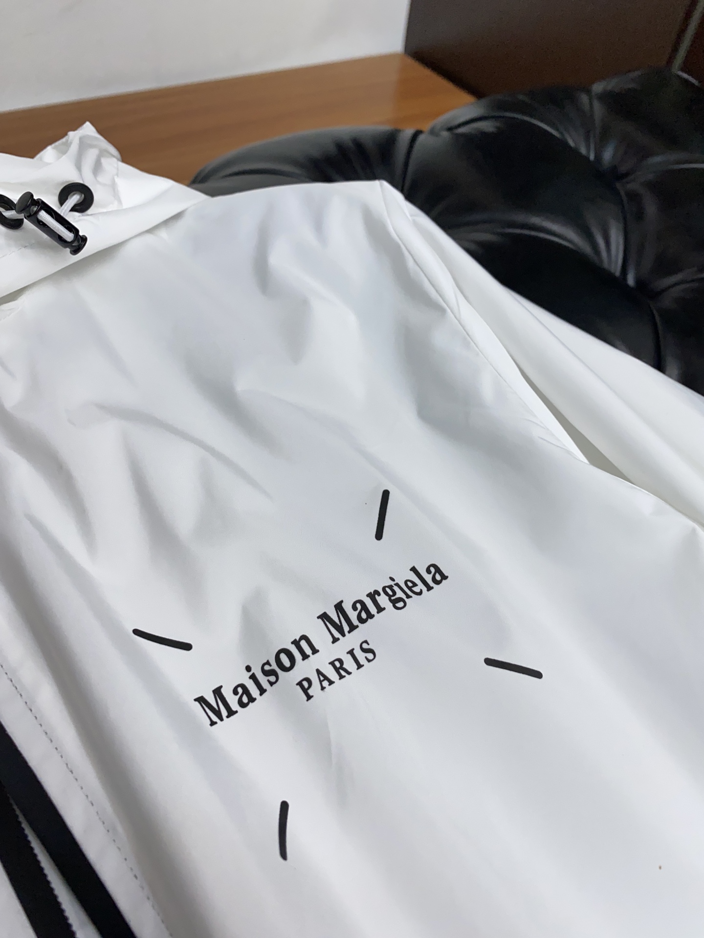 马吉拉24新品连帽夹克外套时尚帅气简约百搭款定制原版面料不仅挺括品牌logo设计装饰保持潮流的廓形又穿着