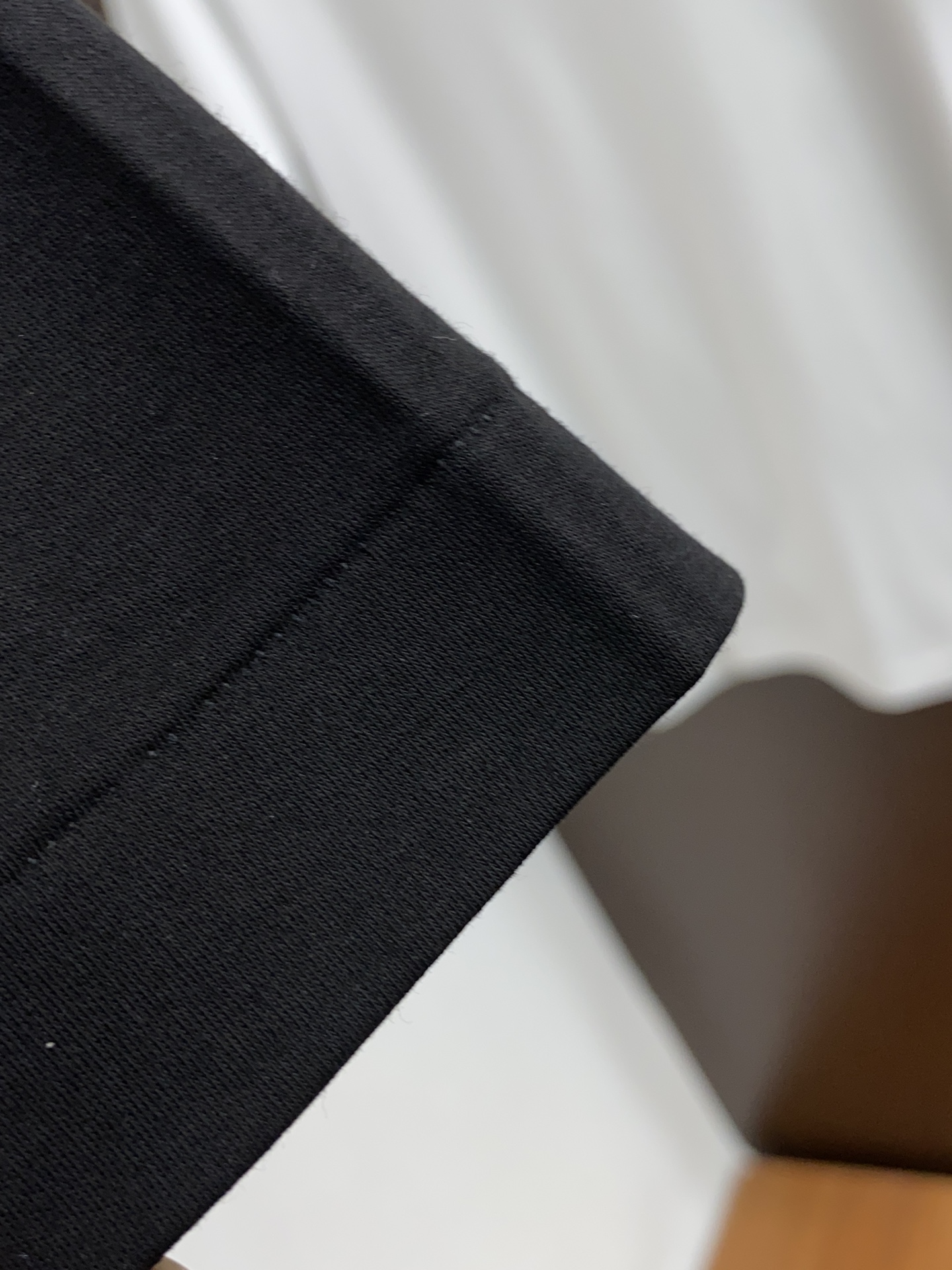 圣罗兰24SSS精选新疆长绒棉纱线环保染色定型面料上身柔软舒适领子螺纹同步染色制造左胸前口袋装饰底边采用