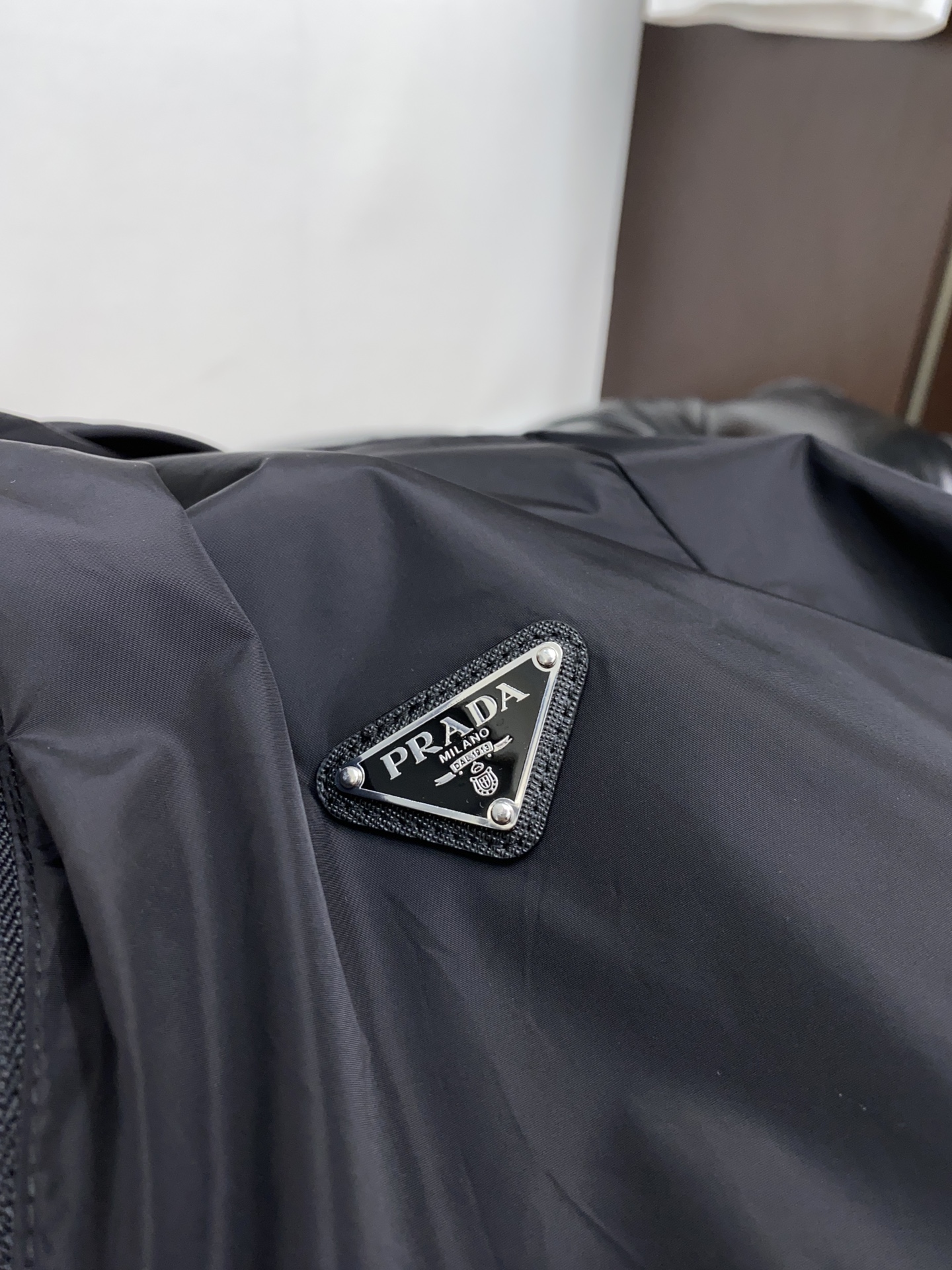 普拉达23FW秋冬新品夹克Re-Nylon再生尼龙外套继上次爆款后又一精品之作耐用灵活性高能胜任日常通勤