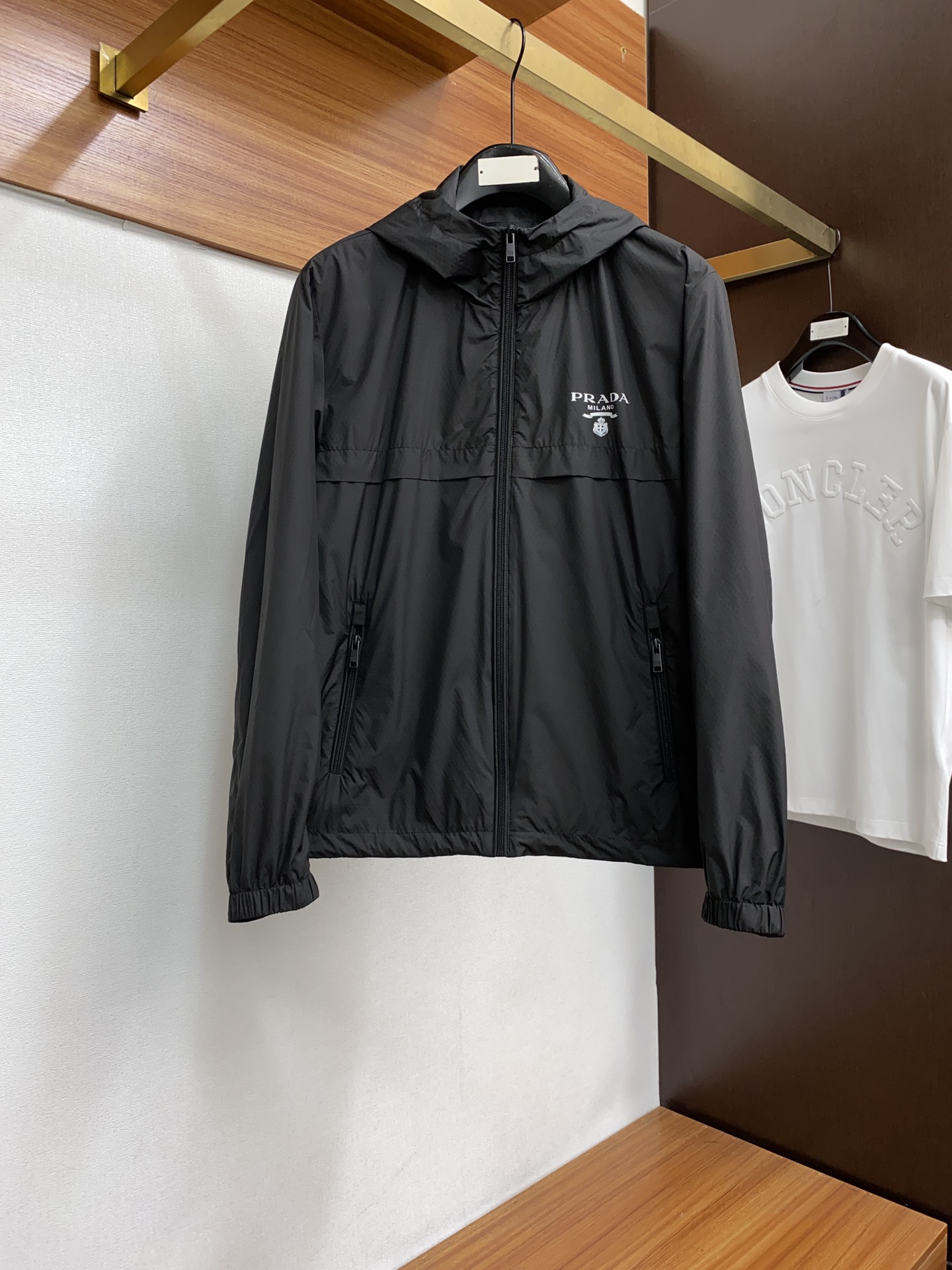 NO:140625,Prada 2025 Spring New Men's Jacket, original single three-standard full high-end version!  Customized fabrics for counters are breathable and comfortable, with impeccable details, brand elements design concept, professional purchasing level reflects high quality. The feel is delicate and soft!  It is casually cut, with a great upper body style!  Code number M~XXXL,,prada,jackets & coats,jackets & coats,alexander wang19860909普拉达 2025开春新款男士夹克外套,原单三标齐全高端版本！专柜定制面料 透气舒适度高,细节无可挑剔,品牌元素设计理念,专业代购级体现高品质.手感细腻柔软！呈现休闲裁剪,上身版型超赞！码数M～XXXL,,prada,jackets & coats,jackets & coats,alexander wang,Men's clothing