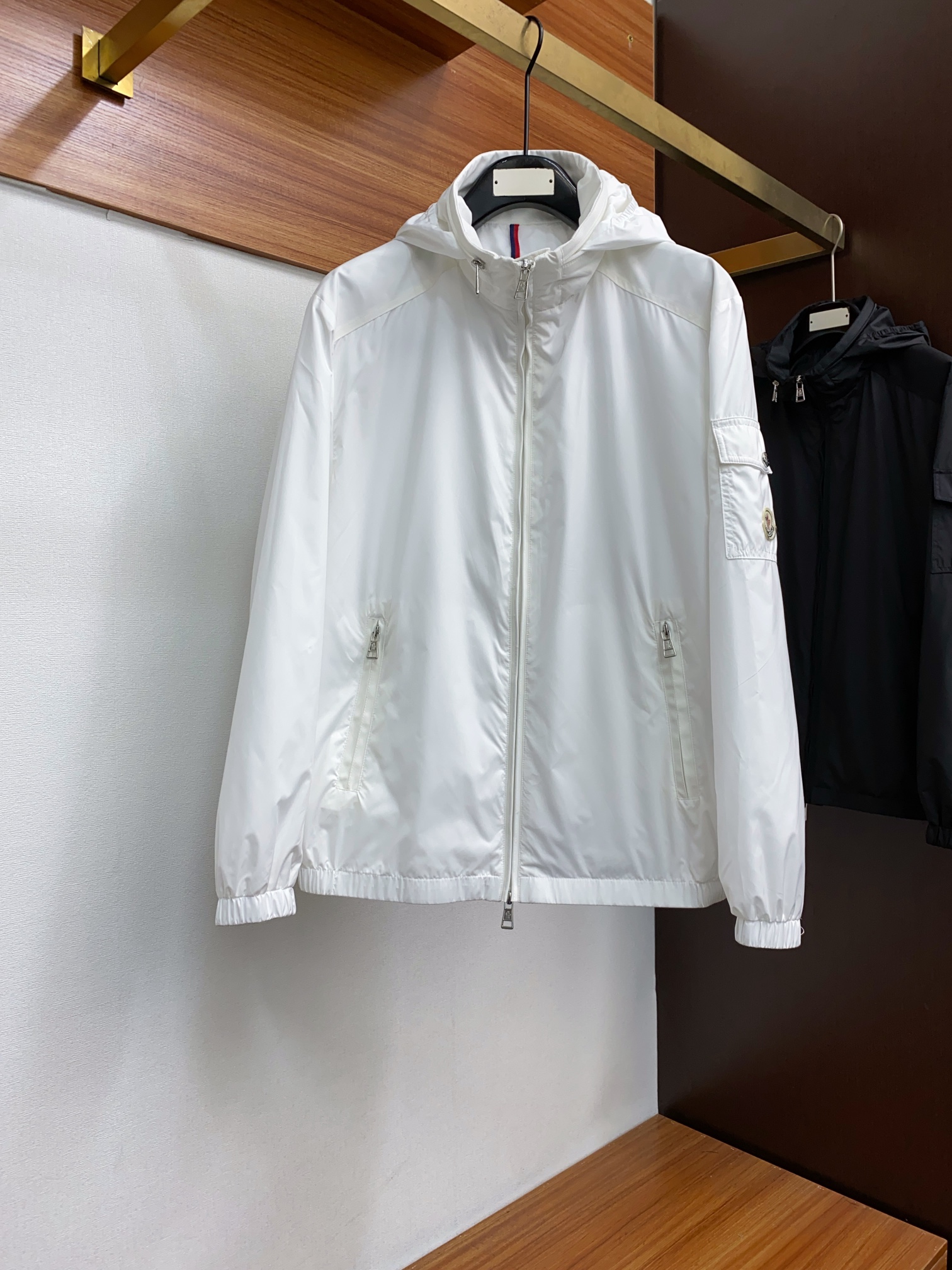 NO:122314,24 new hooded jacket jacket, fashionable and handsome, simple and versatile. Customized original fabric. Not only is it crisp, chest pocket design and decoration. Maintains the trendy silhouette, and is comfortable to wear. The yarn is more delicate. The number M-3XL, Moncler, jackets & coats, jackets & coats, hats, alexander wang19860909蒙口 24新品连帽夹克外套,时尚帅气,简约百搭款 定制原版面料 不仅挺括,胸口口袋设计装饰 保持潮流的廓形,又穿着舒适,纱织更细腻,码数M-3XL,,Moncler,jackets & coats,jackets & coats,hats,alexander wang,Men's clothing