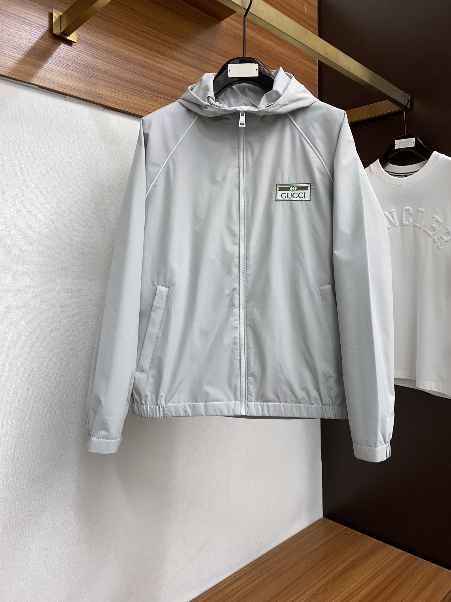 NO:160004,, Guqi 24 new hooded jacket jacket, fashionable and handsome, simple and versatile style Customized original fabric Not only is it crisp, chest pocket design decoration, maintains the trendy silhouette, and is comfortable to wear, and the yarn is more delicate, the number M-3XL H2025 new model is launched, Jackets & coats, Jackets & coats, Hats, alexander wang19860909,古奇 24新品连帽夹克外套,时尚帅气,简约百搭款 定制原版面料 不仅挺括,胸口口袋设计装饰 保持潮流的廓形,又穿着舒适,纱织更细腻,码数M-3XL H2025新款首发,,jackets & coats,jackets & coats,hats,alexander wang,Men's clothing