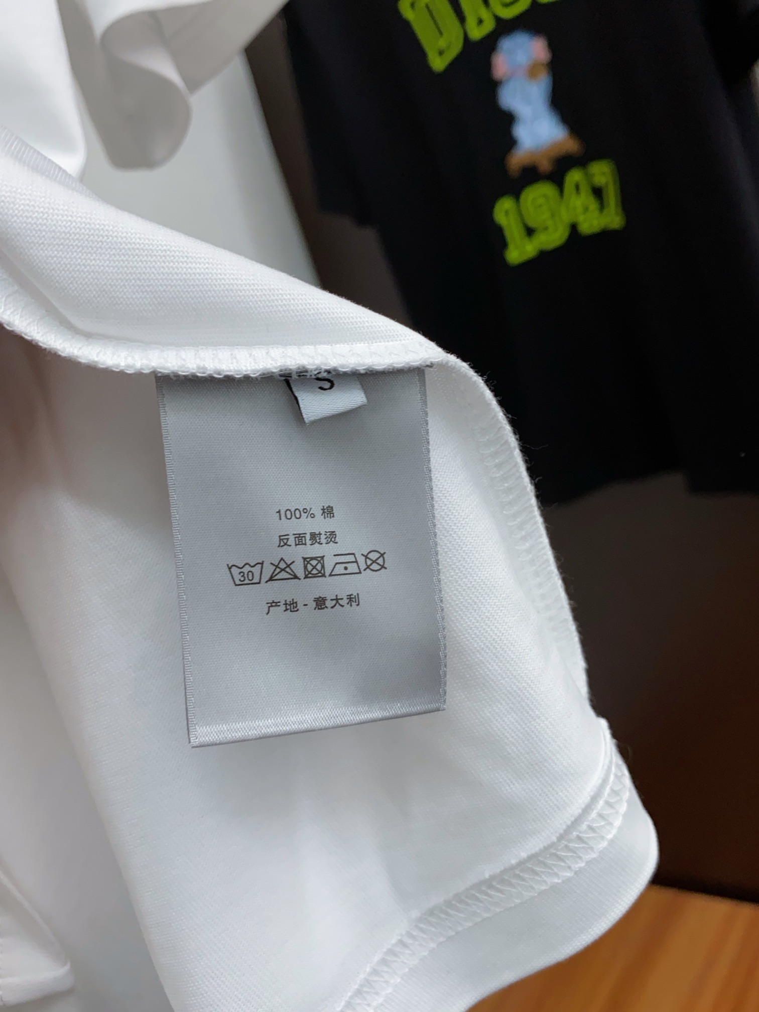 迪奥2024ss新款短袖T恤宽松版型xs-L这款短袖T以今年专柜品牌logo设计元素展现了品牌独特的艺术