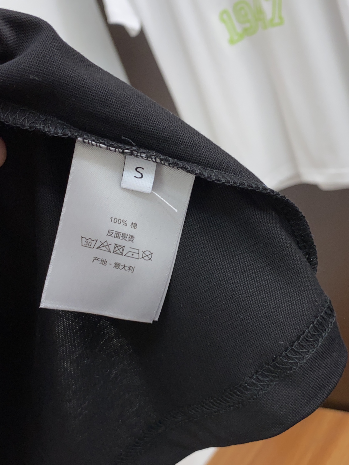 迪奥2024ss新款短袖T恤宽松版型xs-L这款短袖T以今年专柜品牌logo设计元素展现了品牌独特的艺术
