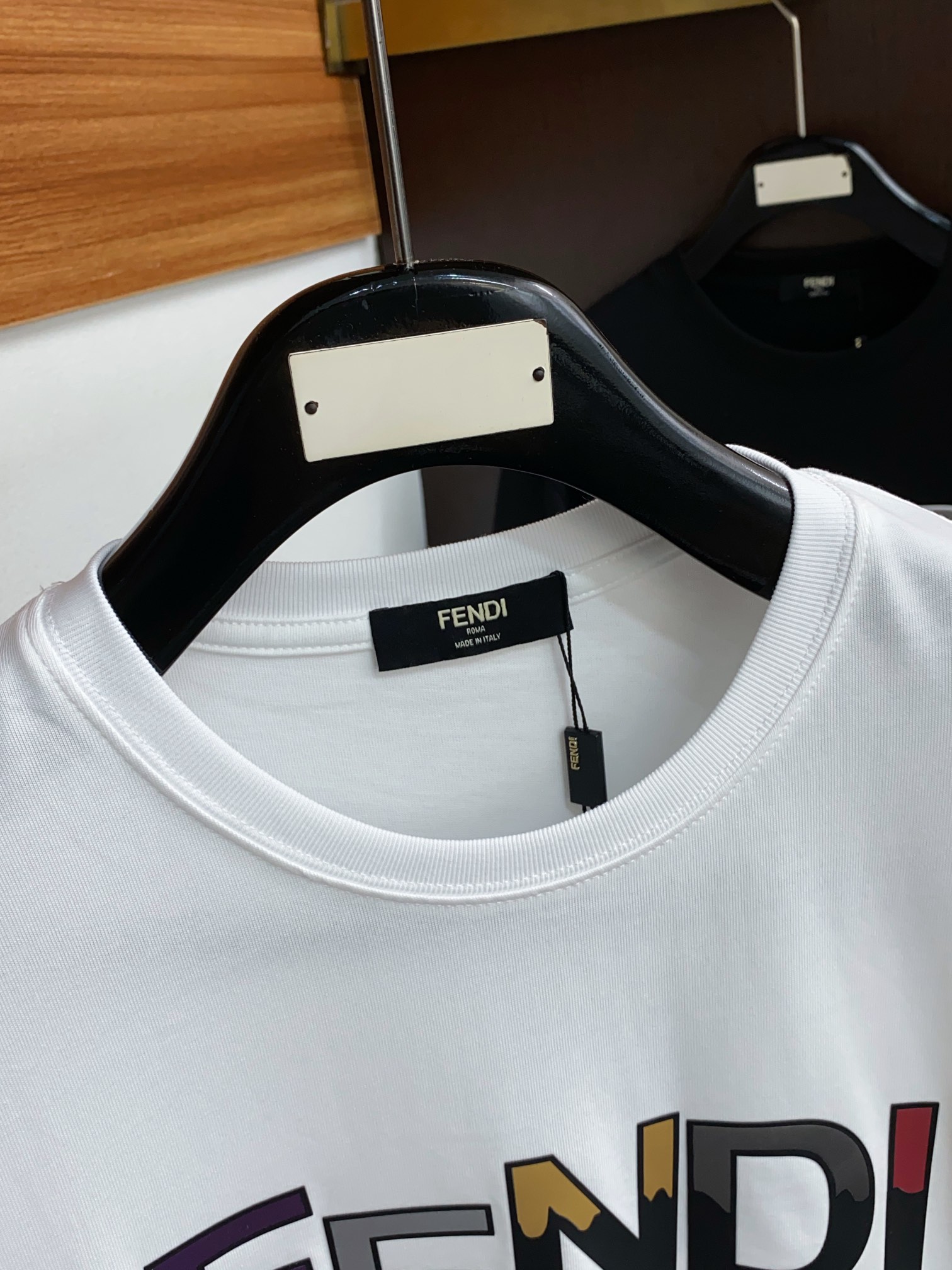 芬迪2024ss新款短袖T恤宽松版型xs-L这款短袖T以今年专柜品牌logo设计元素展现了品牌独特的艺术