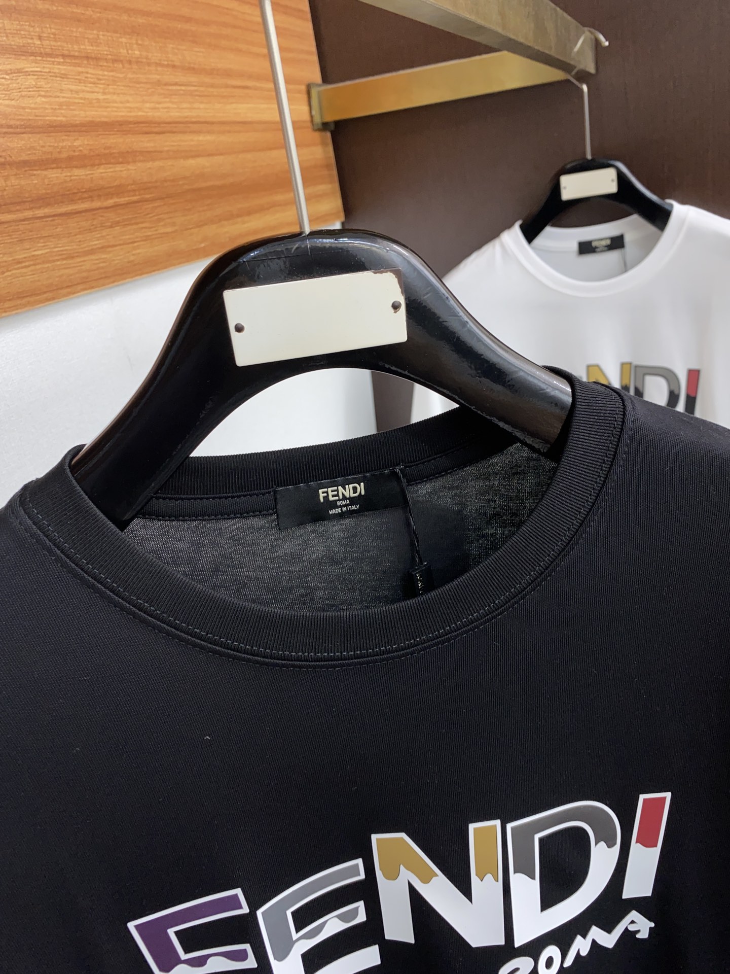 芬迪2024ss新款短袖T恤宽松版型xs-L这款短袖T以今年专柜品牌logo设计元素展现了品牌独特的艺术