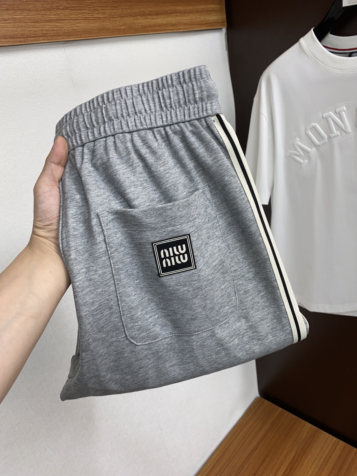 Pzwwqj Miu miu 2024春季新款运动休闲裤！官网同步发售。品牌经典LOGO休闲卫裤 ，定制面料，舒适度极好，手触感强烈。辨识度极高，完美品相工艺。 尺码：30-38