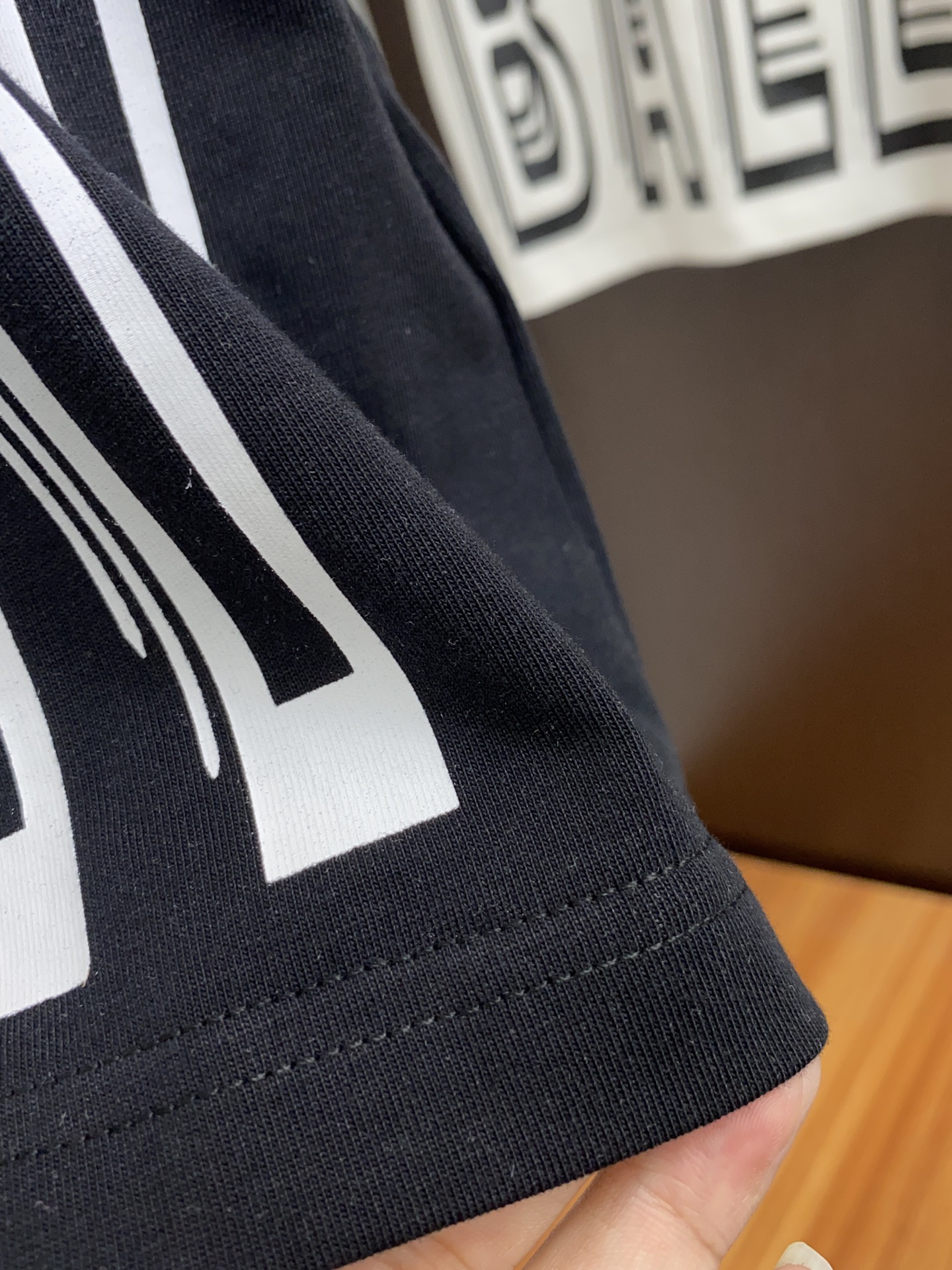 巴黎世家2024ss新款短袖T恤宽松版型S-xL下方文字描述有尺码表这款短袖T以今年专柜品牌logo设计
